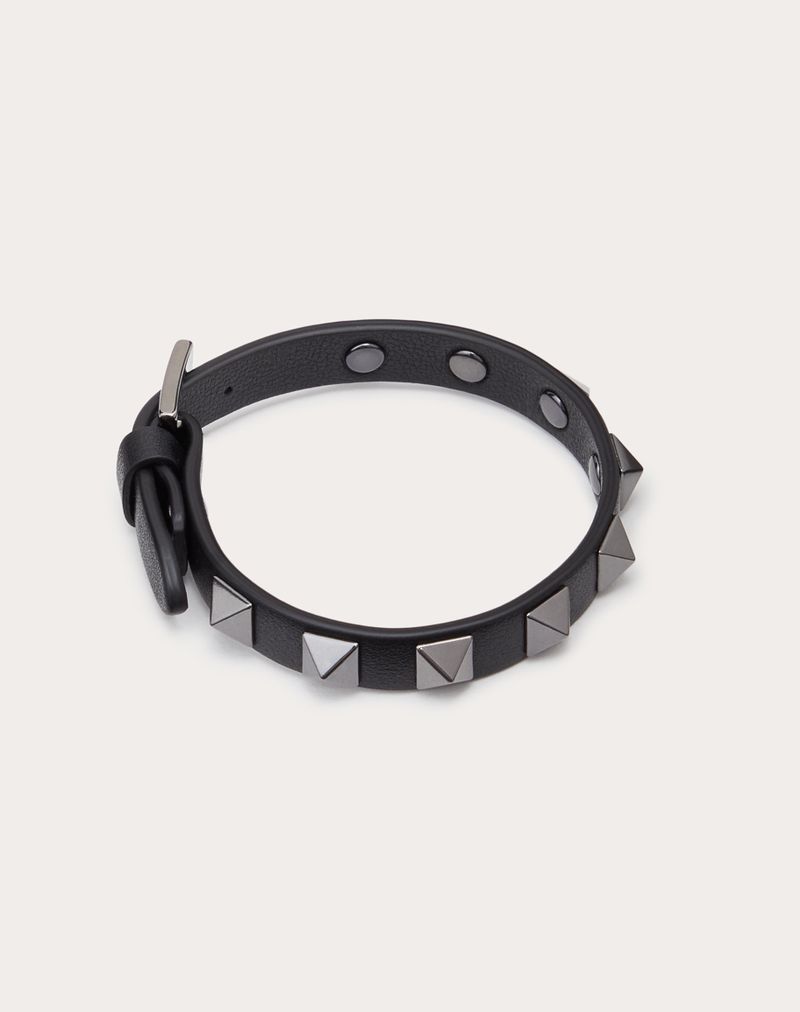 Pulseira Rockstud em couro com tachas em acabamento paládio.