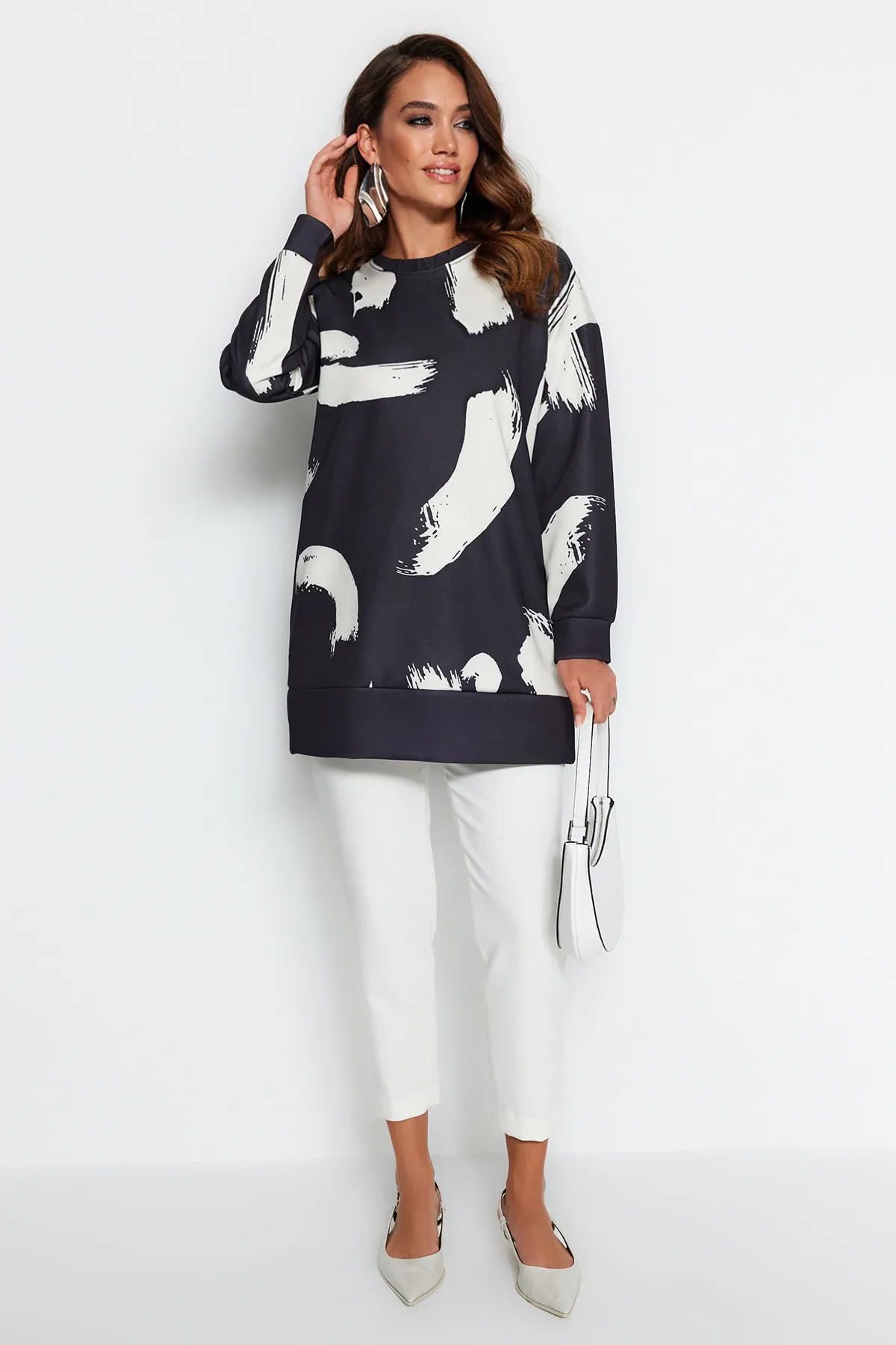 Trendyol Modest  Schwarz gemustertes Scuba-Strick-Sweatshirt mit Rundhalsausschnitt TCTAW23TW00049