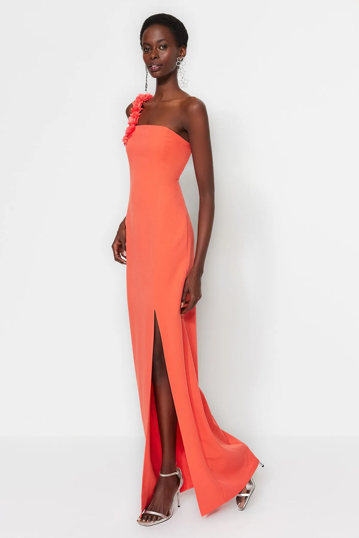 Trendyol Collection  Langes Abendkleid mit gewebten Granatapfelblüten TPRSS23AE00097