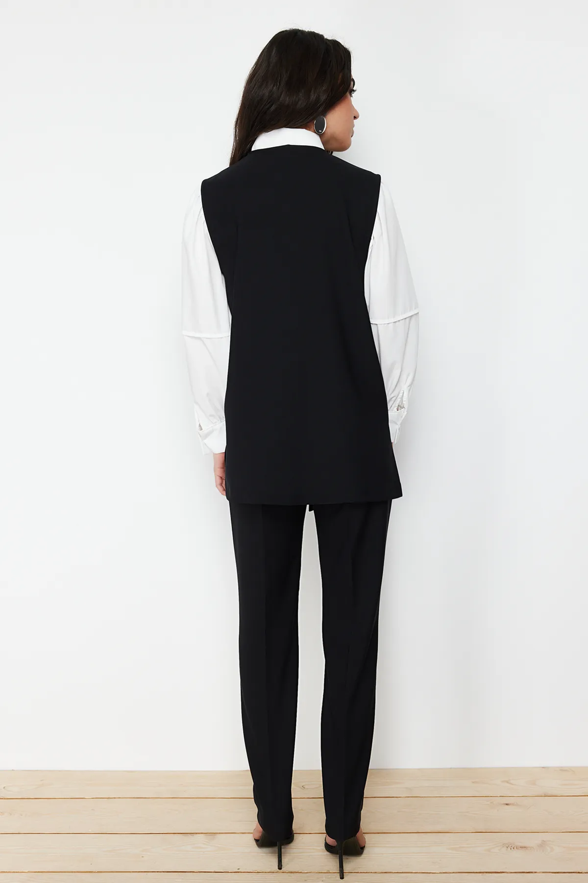 Trendyol Modest  Schwarzes Accessoire-Set mit Weste, Hose, Oberteil und Unterteil aus gewebtem Stoff mit detailliertem Ausschnitt TCTSS24US00035