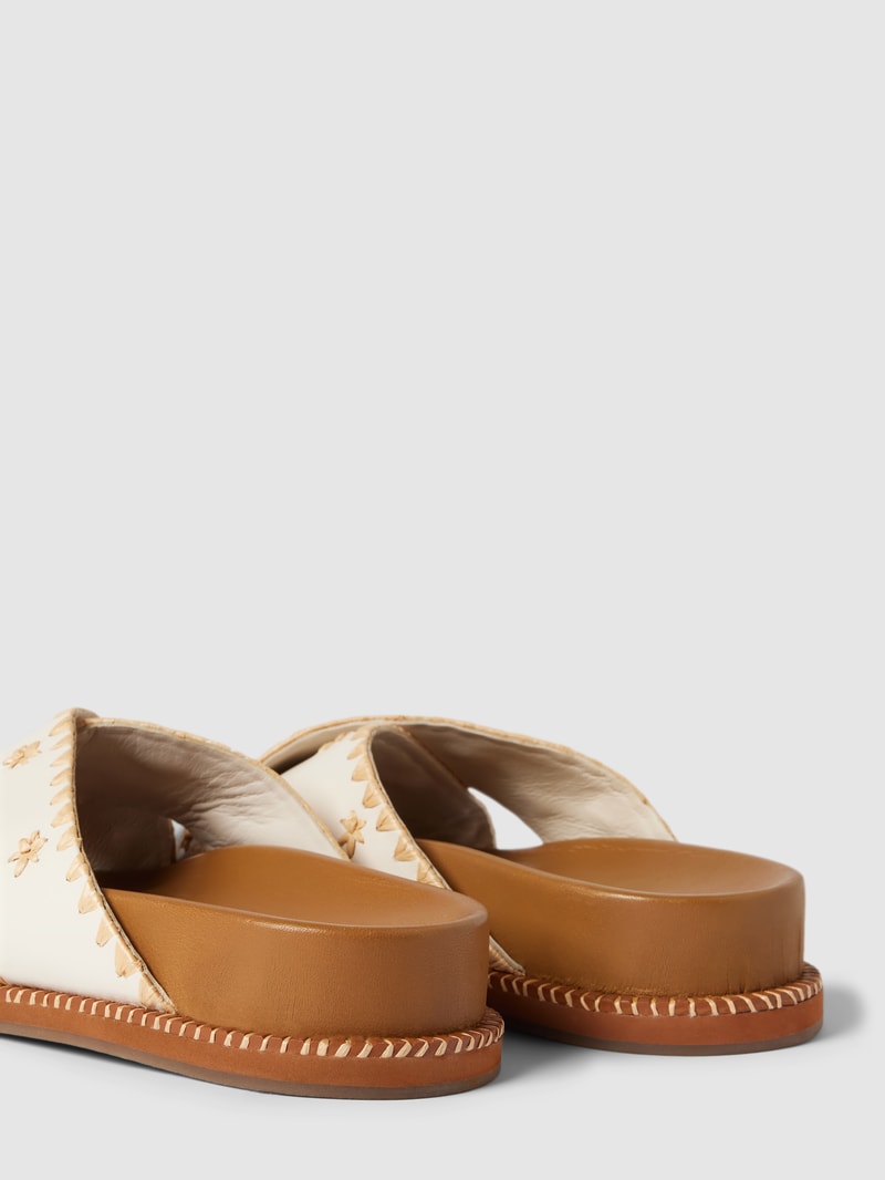 Sandalen mit gekreuzten Riemen in sand