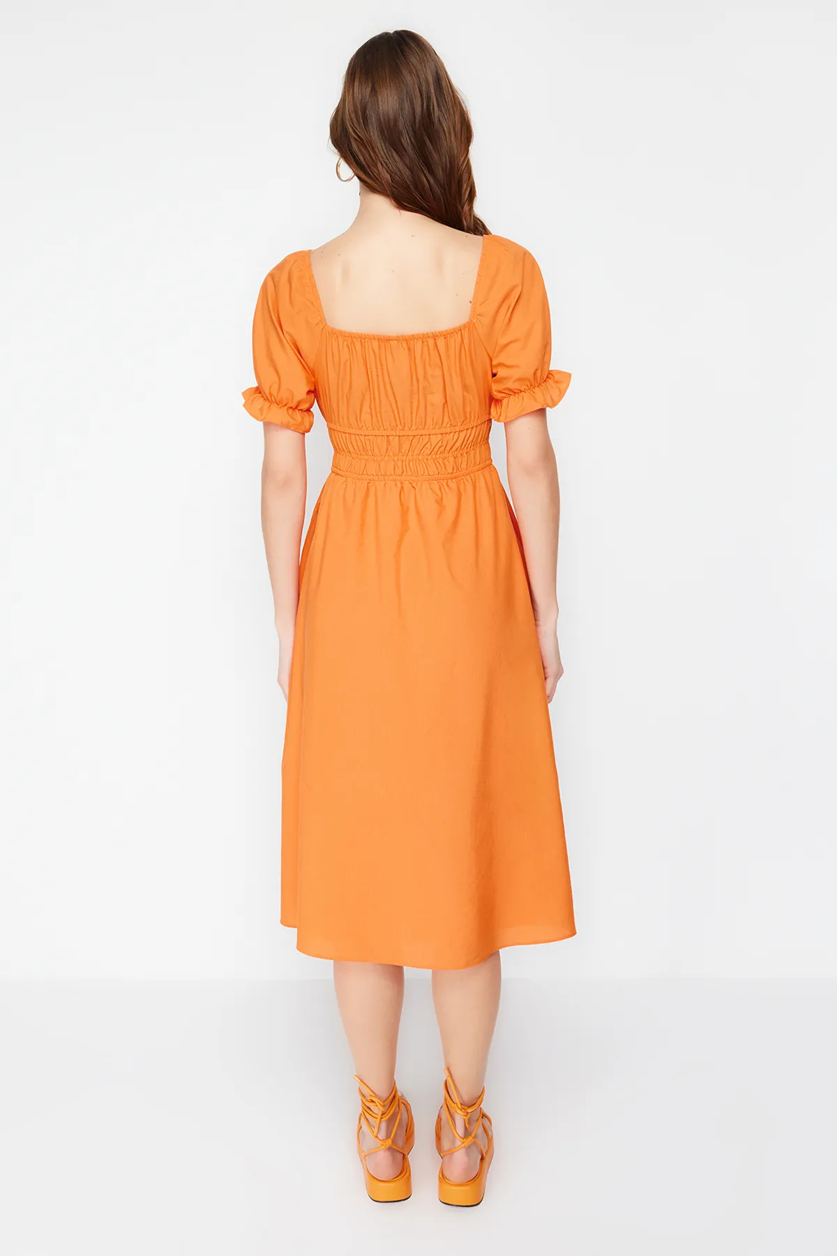 Trendyol Collection  Orangefarbenes Midi-Webkleid mit Ballonärmeln und Taillenöffnung TWOSS22EL1768