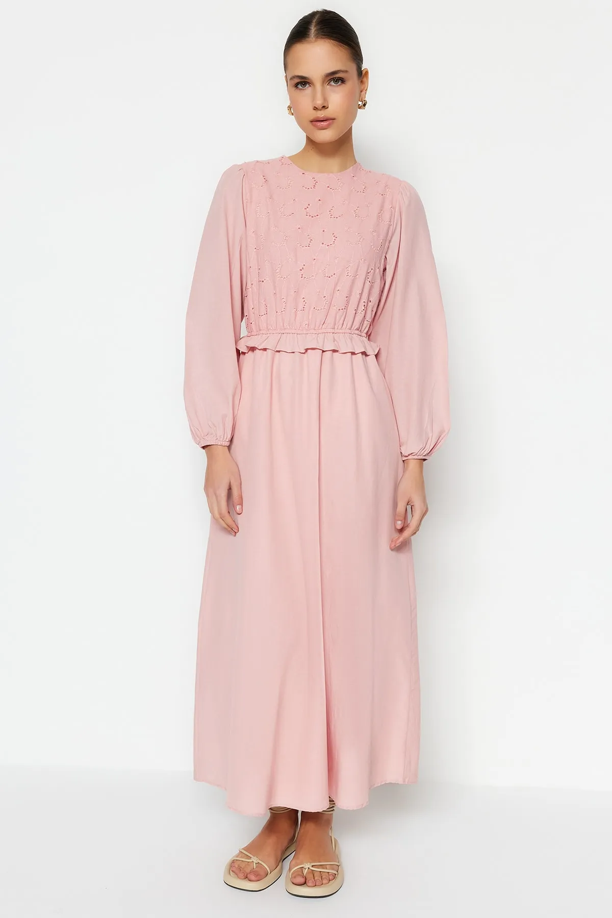 Trendyol Modest  Hellrosa Kleid aus gewebter Baumwolle mit Stickereien und Rüschendetails TCTSS23EB00053