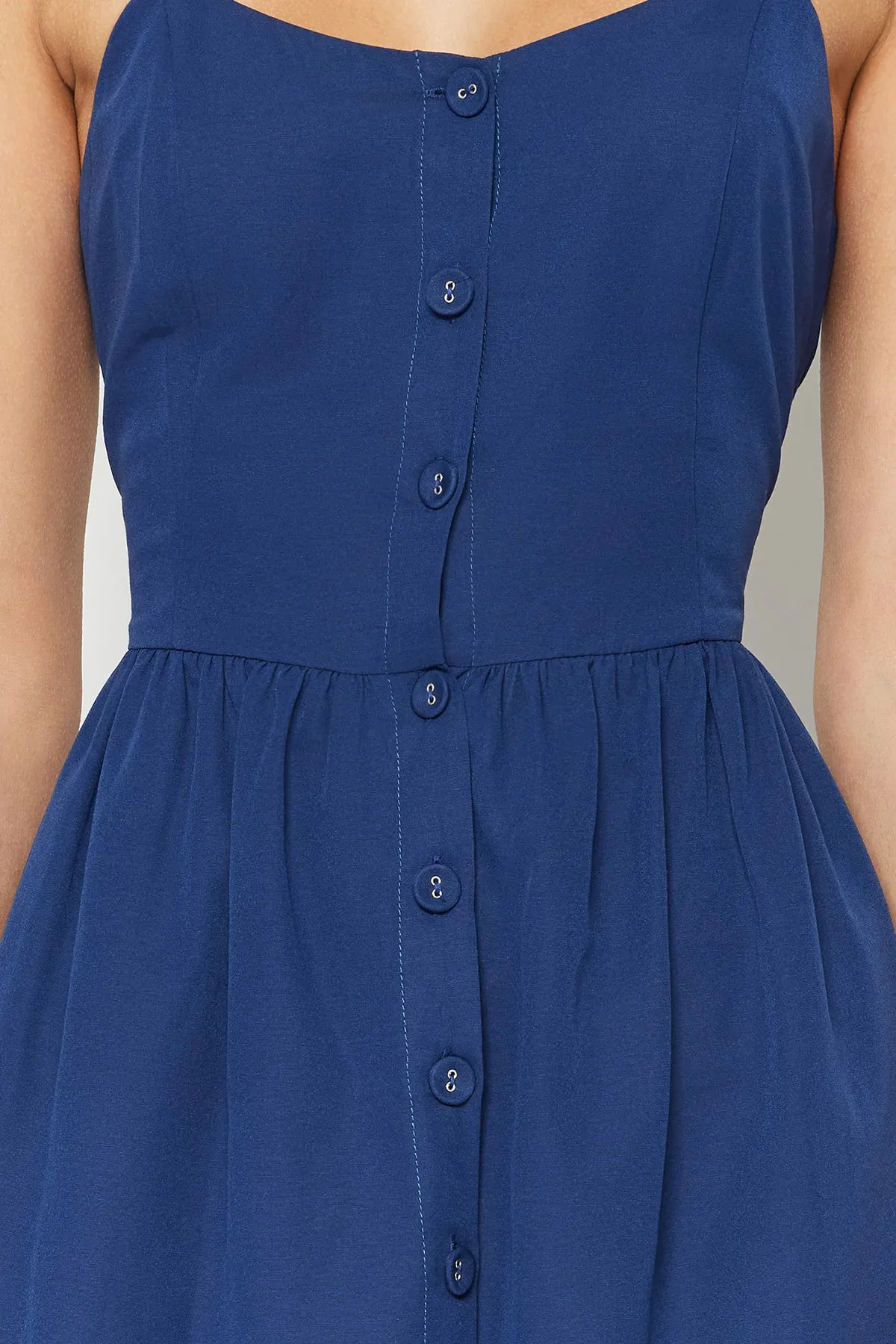 Trendyol Collection  Marineblaues Midi-Hemdkleid mit gewebten Rüschen und Details TWOSS23EL01146