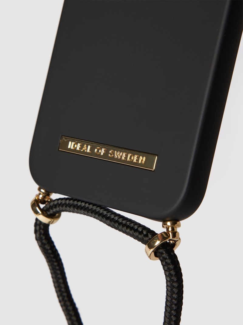 Smartphone-Hülle mit Label-Detail in schwarz