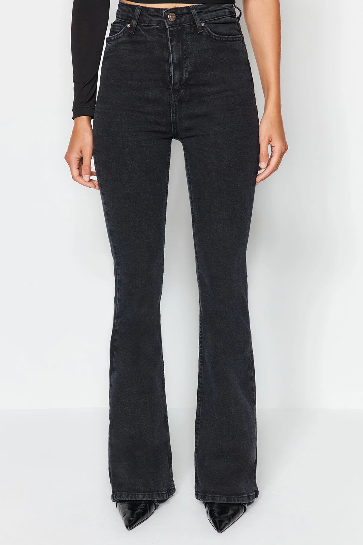 Trendyol Collection  Schwarze Schlagjeans mit hoher Taille TWOSS21JE0246