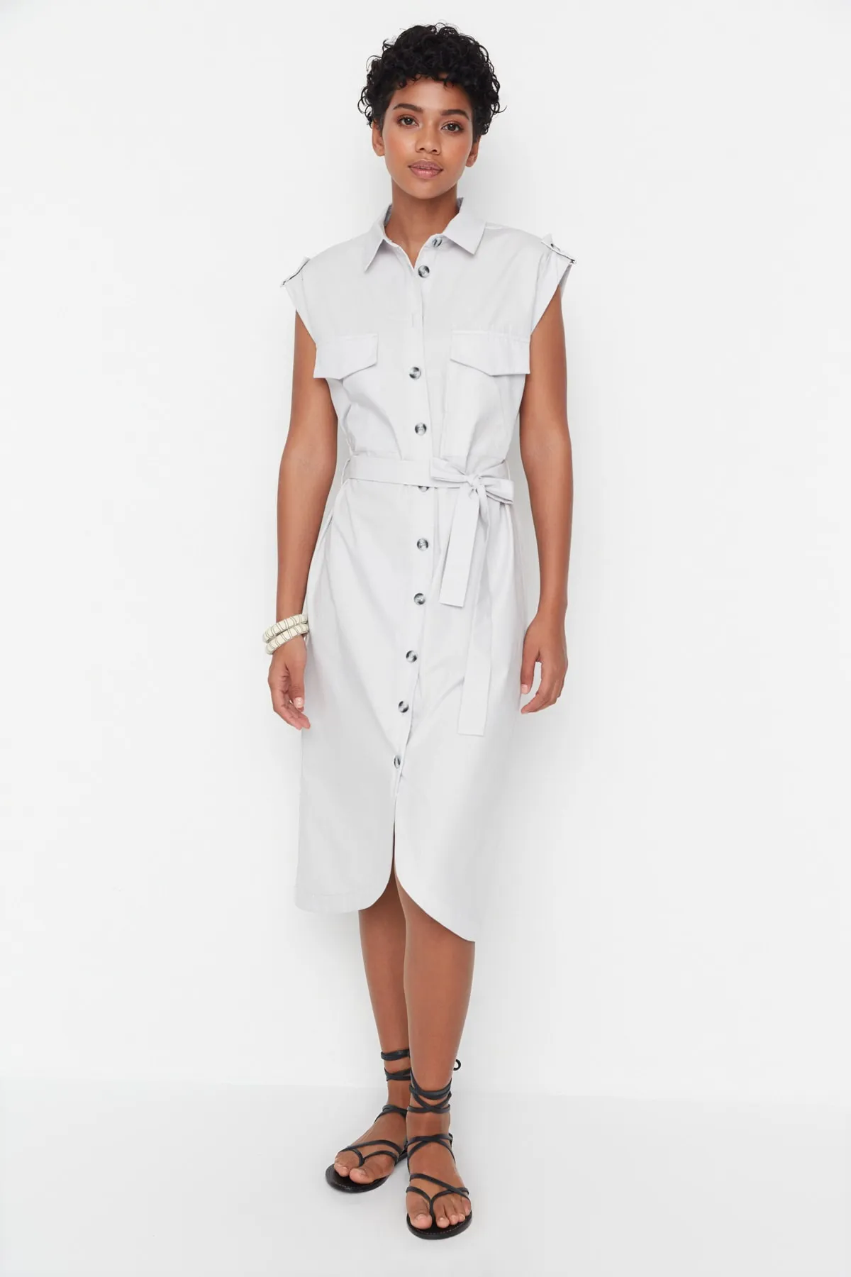 Trendyol Collection  Ecrufarbenes, gewebtes Midi-Hemdkleid mit Gürtel TWOAW23EL00339
