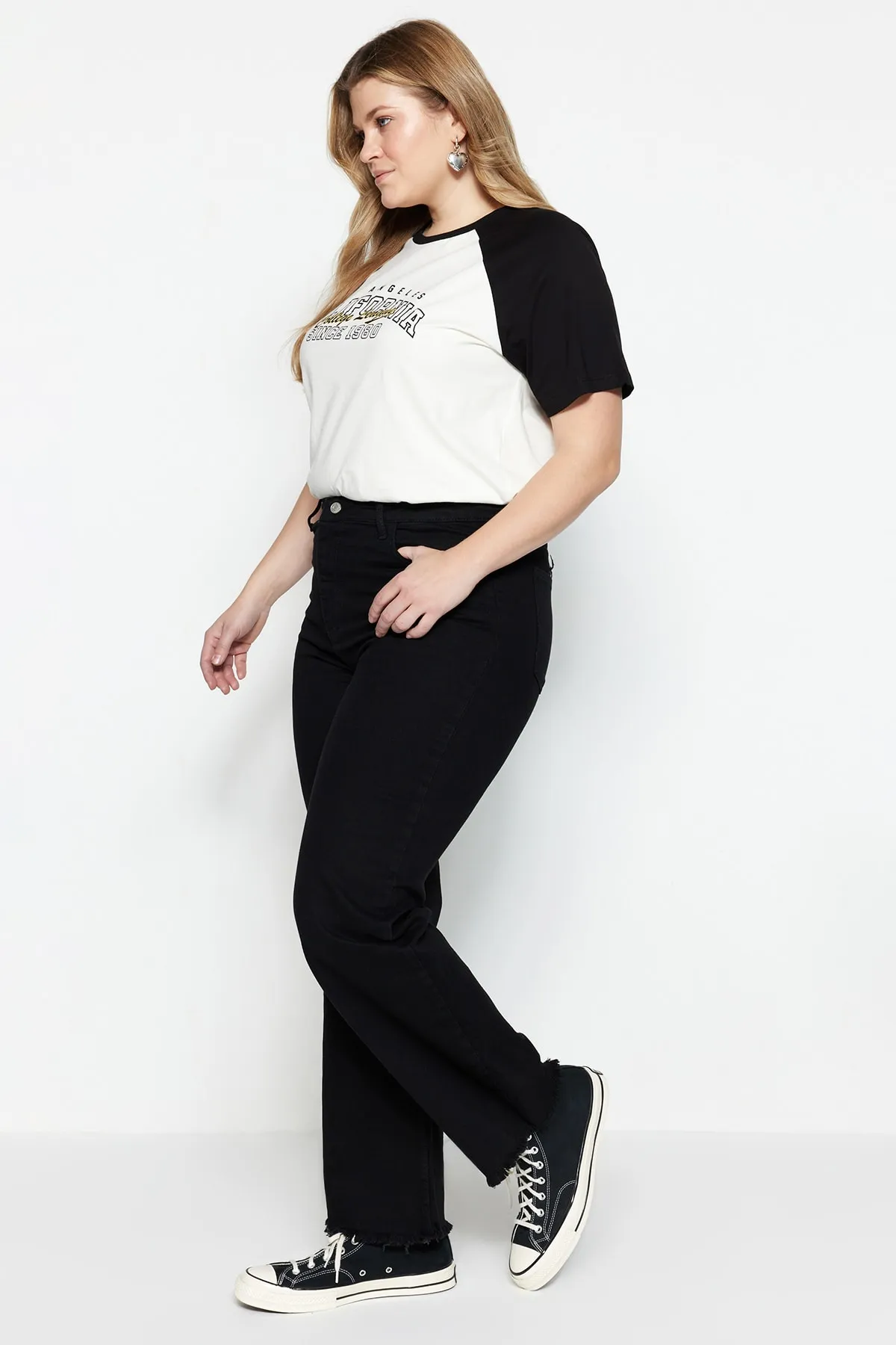 Trendyol Curve  Schwarze High-Waist-Jeans mit weitem Bein und schmutziger Spitze TBBSS23CJ00009
