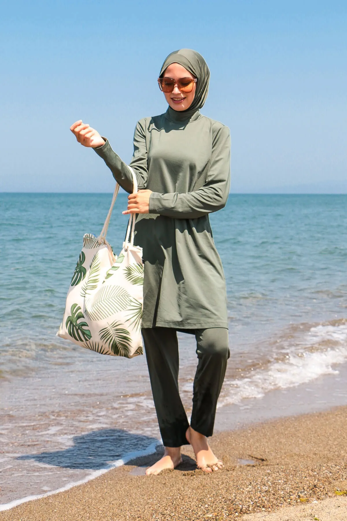 Marina  Dreiteiliger, vollständig bedeckter Hijab-Badeanzug in Khaki, 1969