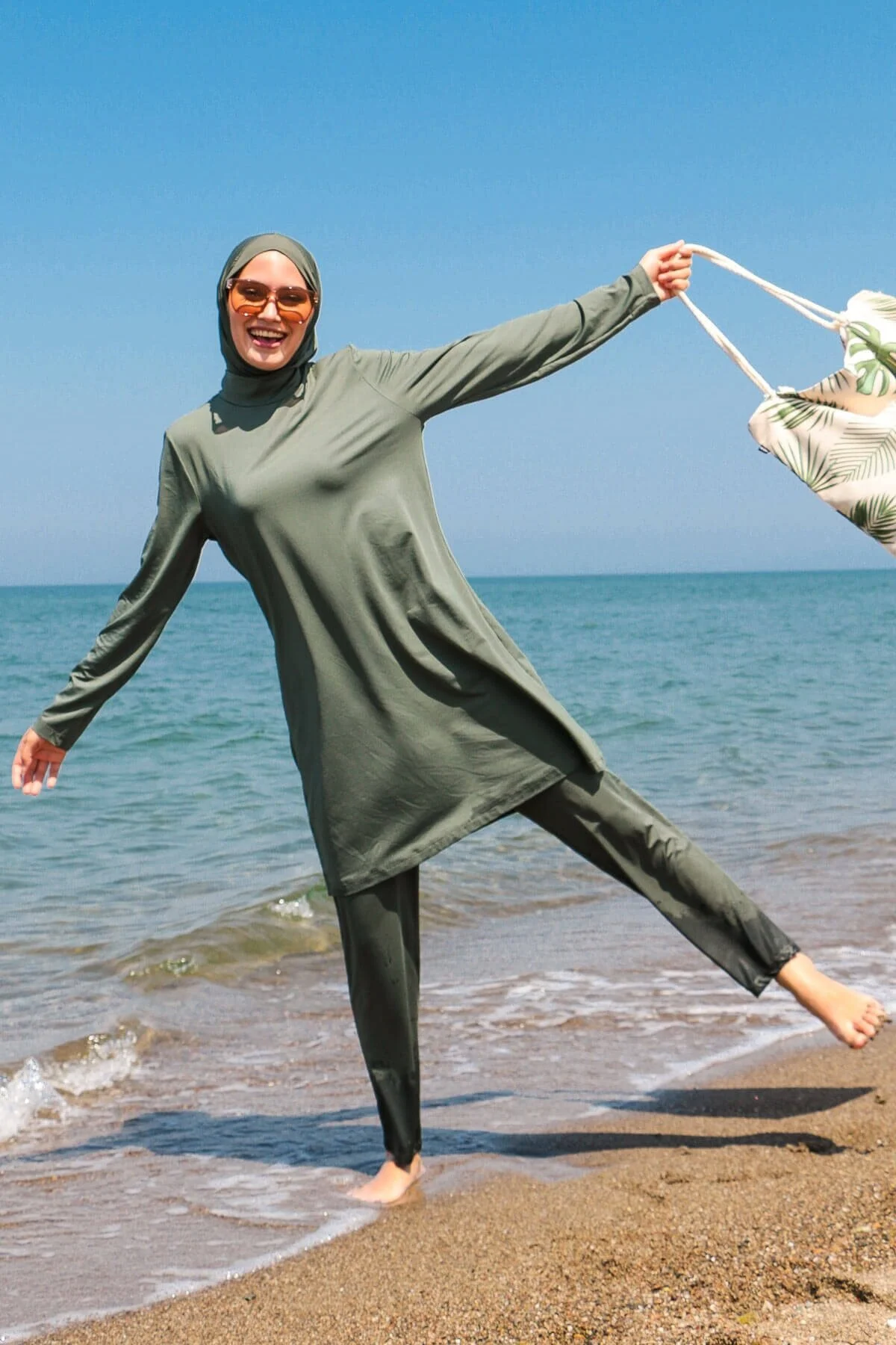 Marina  Dreiteiliger, vollständig bedeckter Hijab-Badeanzug in Khaki, 1969