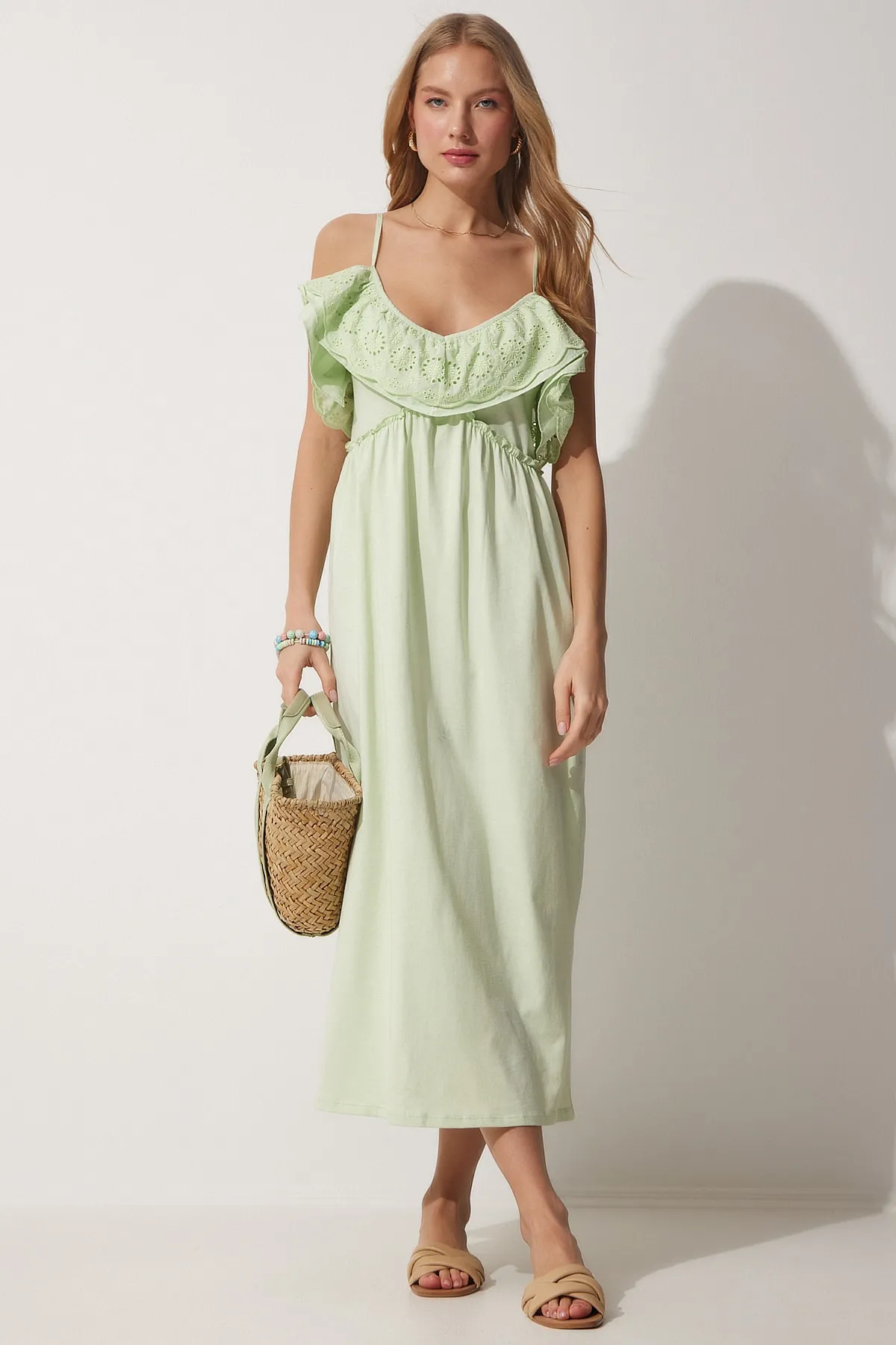 Happiness İstanbul  Grünes Guipure-Trägerkleid für Damen mit detailliertem, lässigem Sommerkleid WO00028