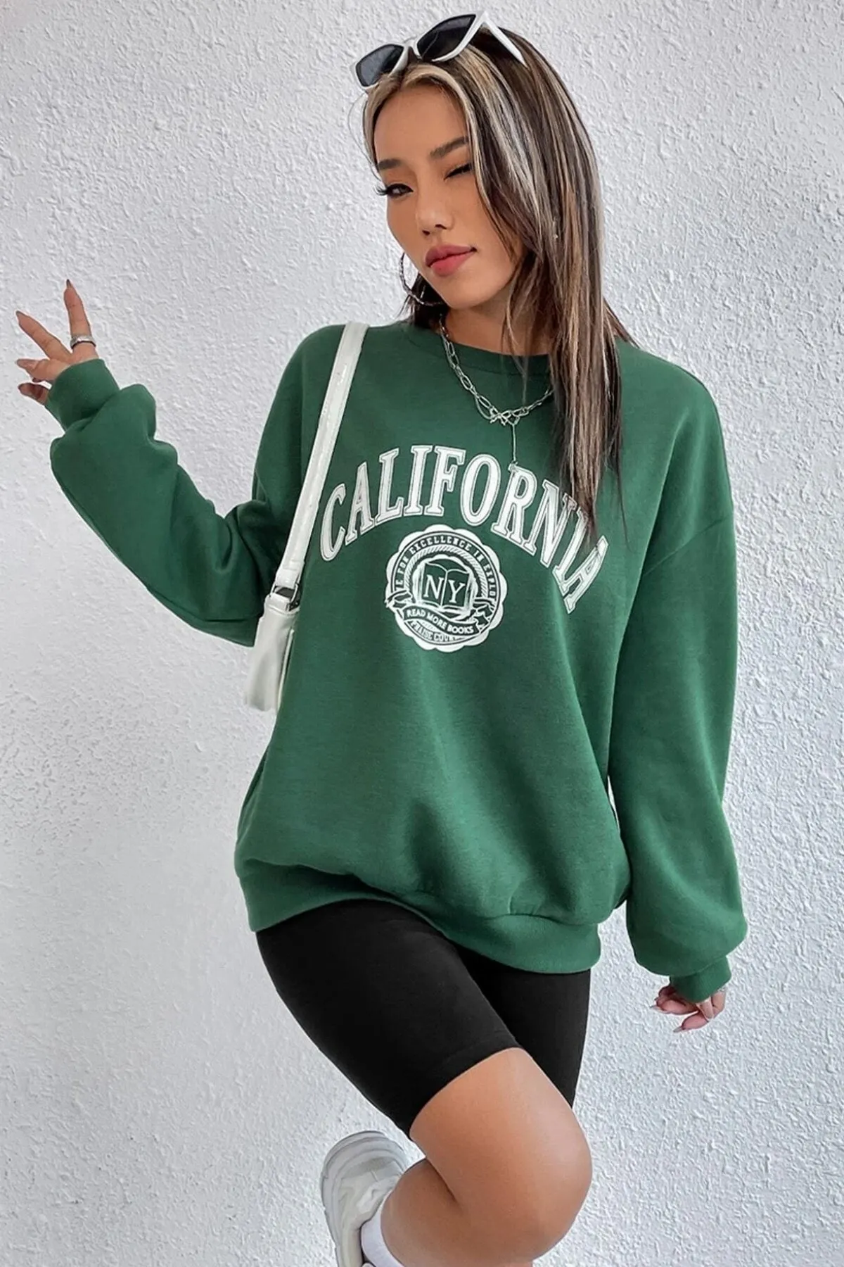 MODAGEN  Unisex-Sweatshirt mit Rundhalsausschnitt und grünem California-Print in Übergröße
