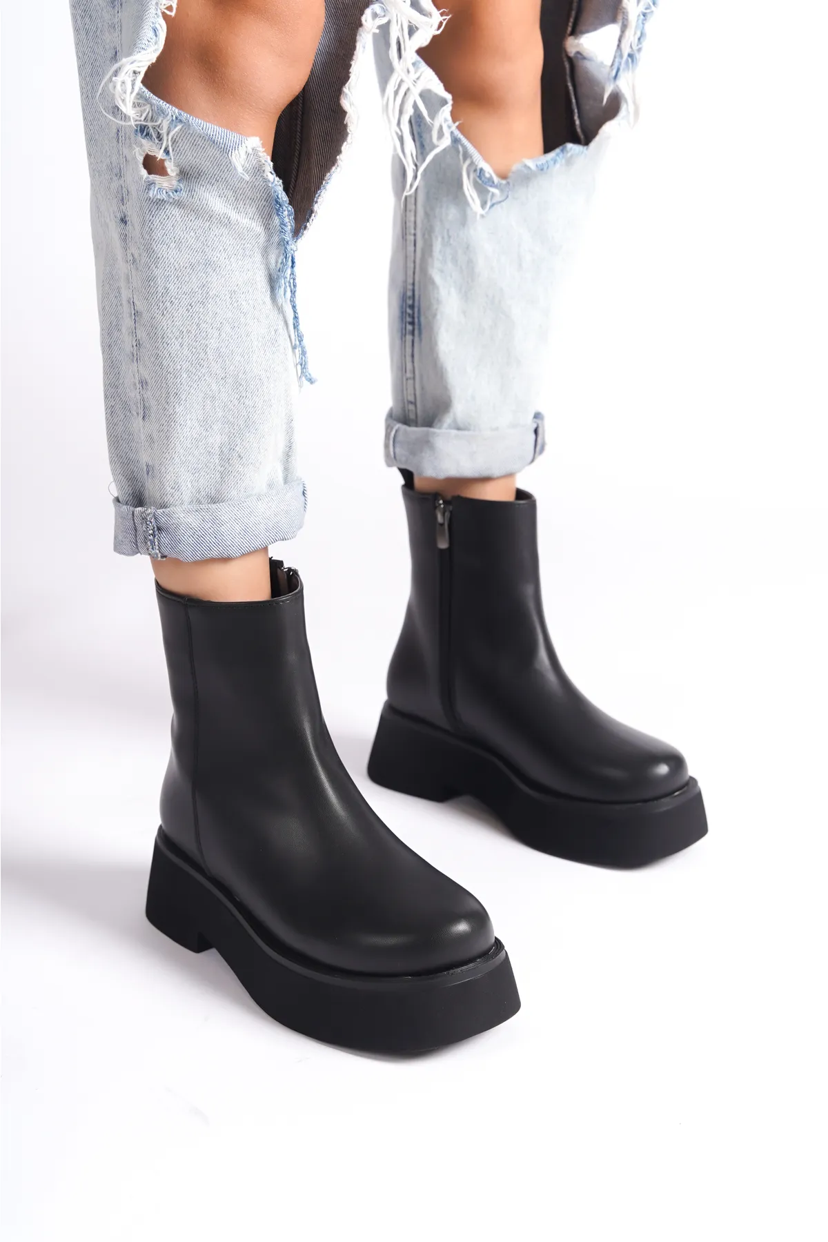 Capone Outfitters  Damenstiefel mit runder Spitze, seitlichem Reißverschluss und Trak-Sohle