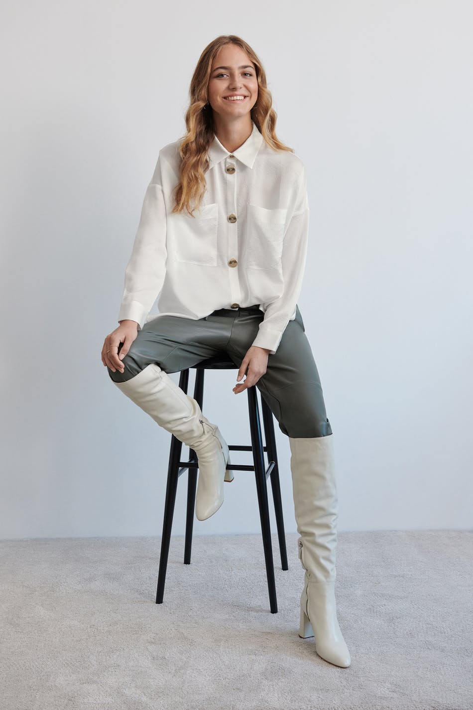 Sivi gold button shirt