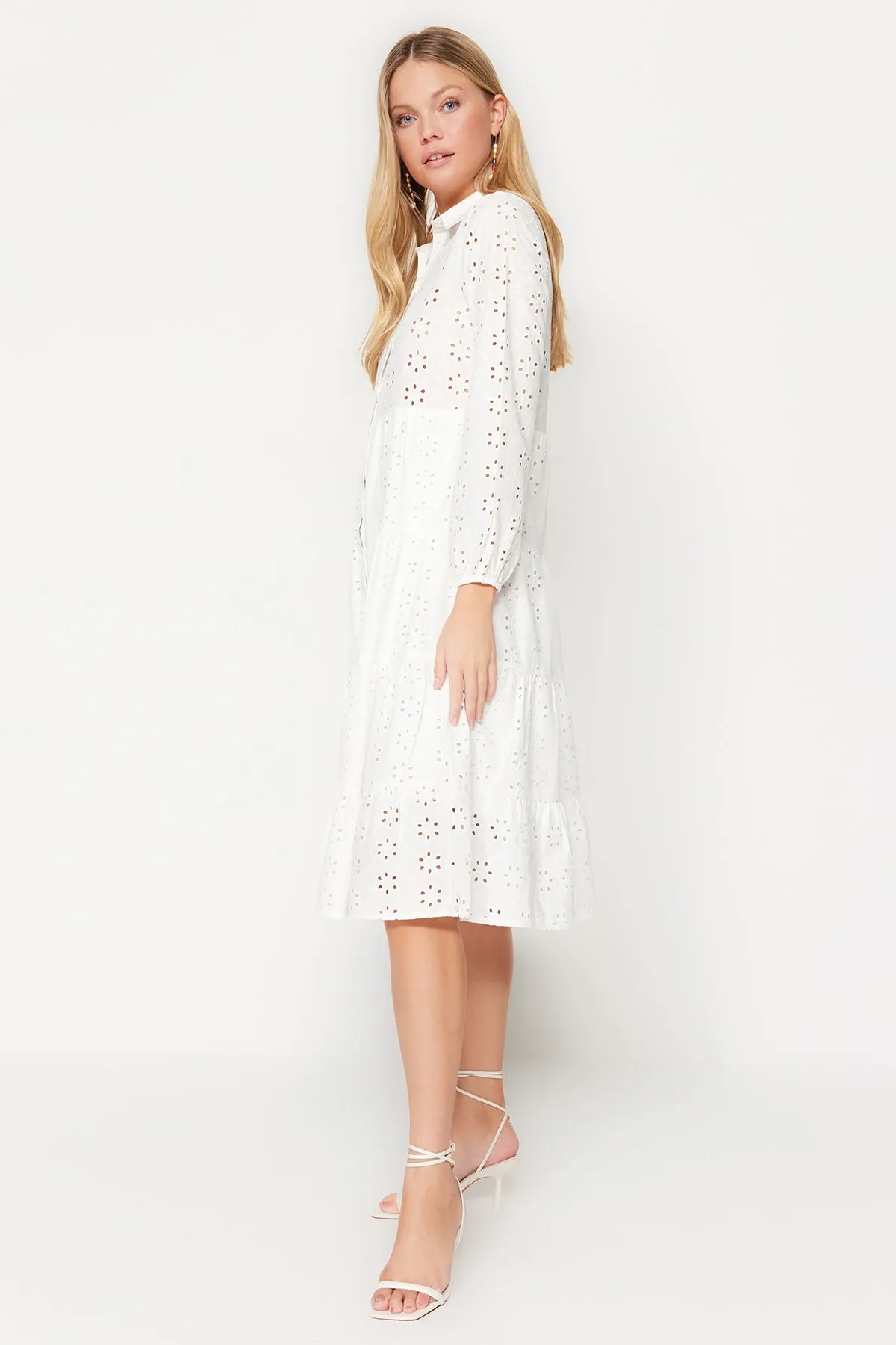 Trendyol Collection  Ecru Midi-Hemd mit gewebter Stickerei, gewebtes Kleid TWOSS23EL01024