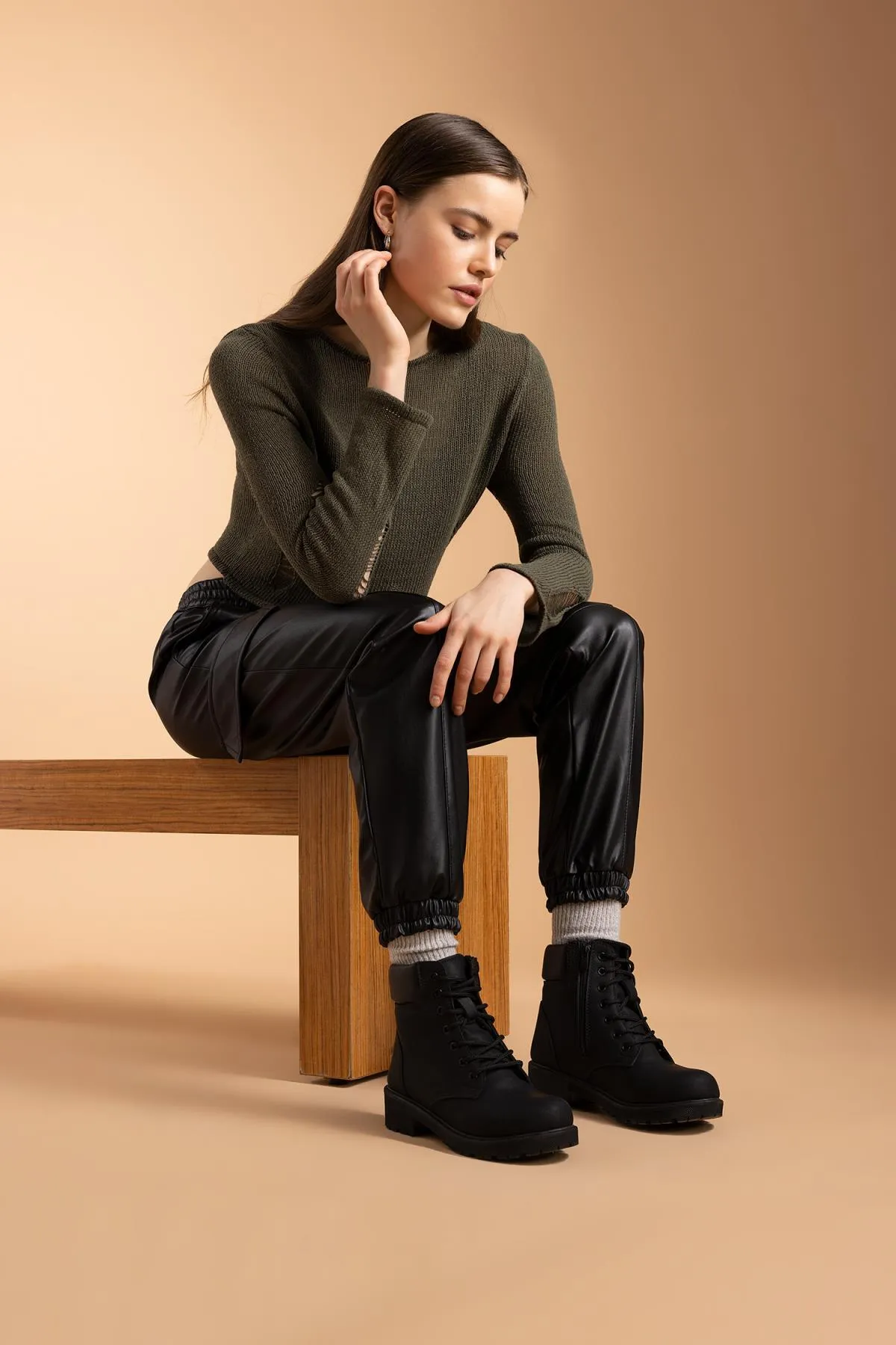 DeFacto  Damen Winterstiefel aus Kunstleder mit Schnürung und Reißverschluss, dicke Sohle, B0931ax23au