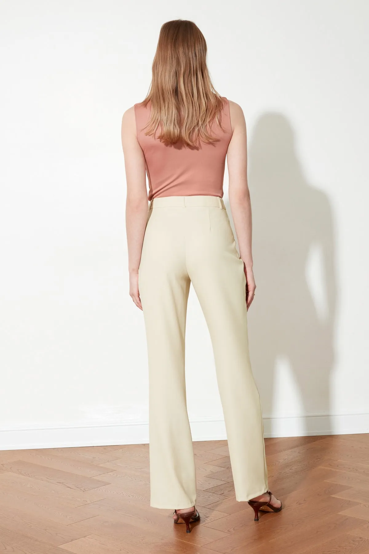 Trendyol Collection  Beigefarbene, gerade, gerippte, genähte Webhose mit hoher Taille TWOSS21PL0093