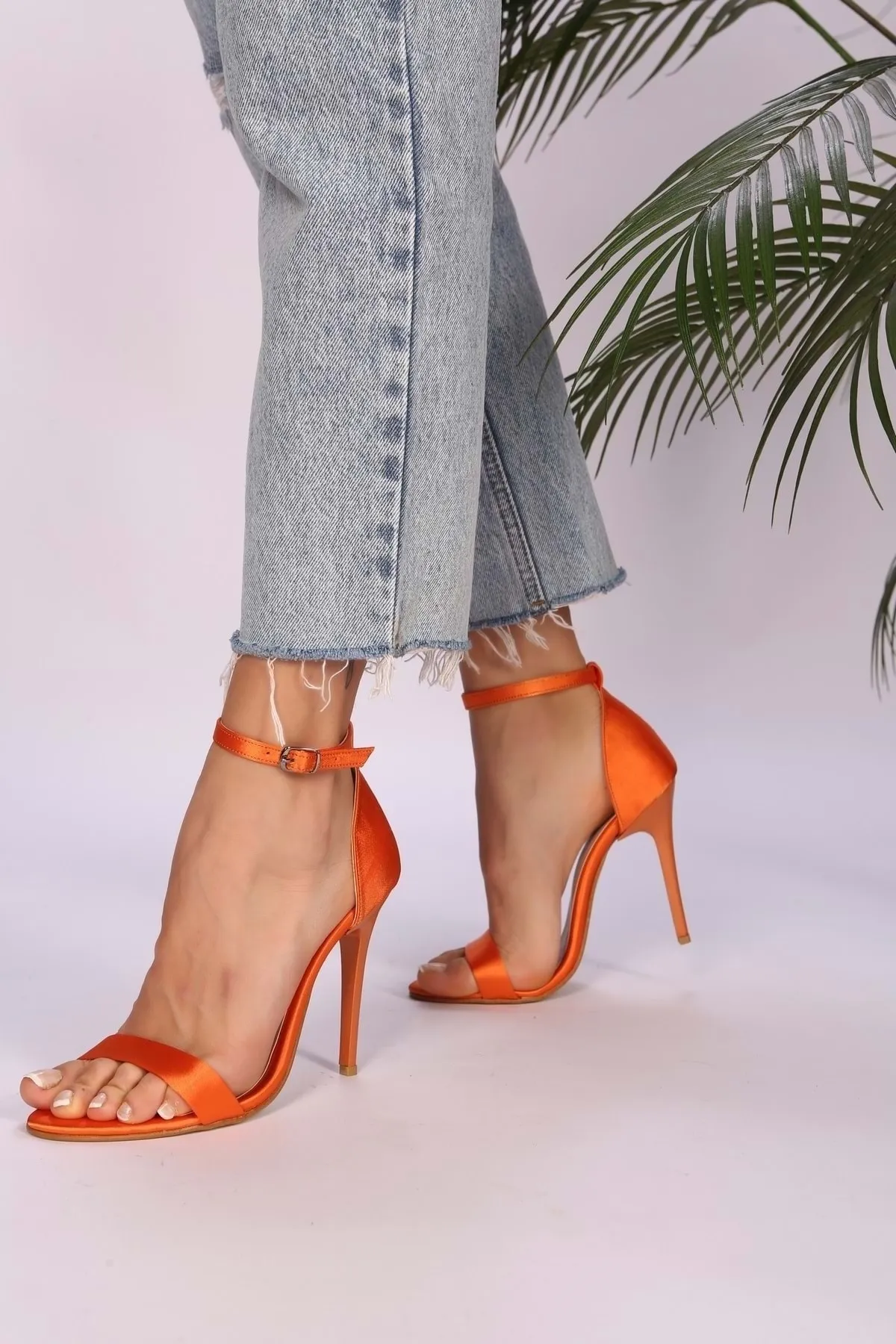 Shoeberry  Damen-Slyva-Schuhe aus orangefarbenem Satin mit einem Riemen und Absatz