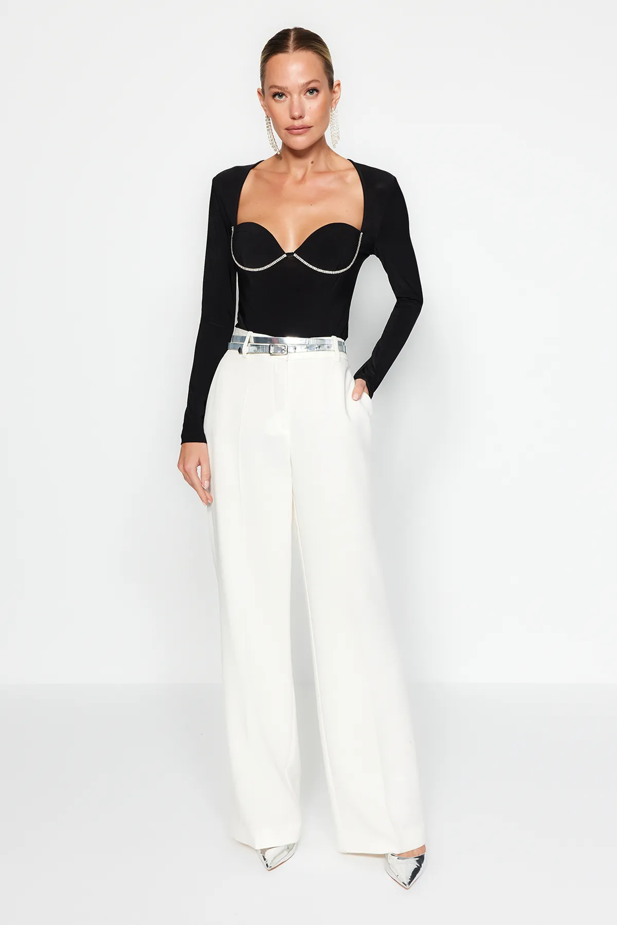 Trendyol Collection  Schwarzer Body mit Glitzer und Schmucksteinen TPRAW24BD00024