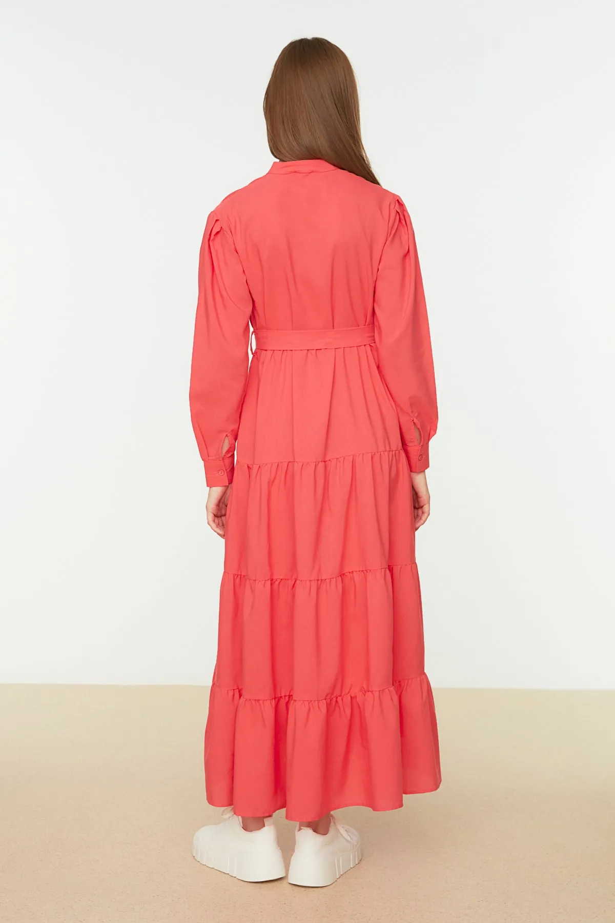 Trendyol Modest  Korallenrotes, gewebtes Kleid mit weitem Schnitt und Richterkragen, Gürtel TCTSS22EB0128