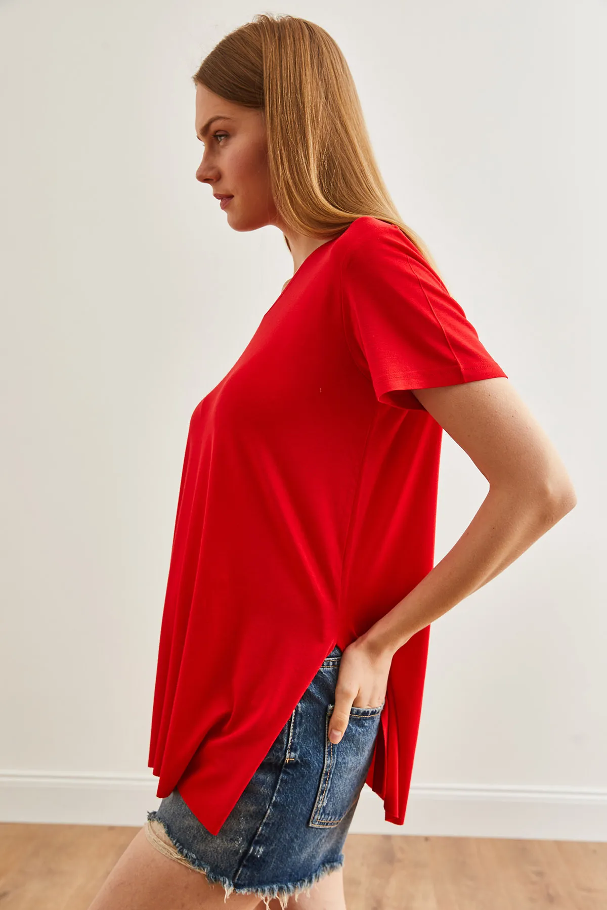Olalook  Rotes Damen-T-Shirt mit V-Ausschnitt und Schlitz - TSH-19000582