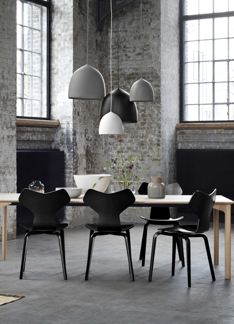 Scaun Grand Prix, proiectat de Fritz Hansen, realizat din lemn gri-cenușiu.
