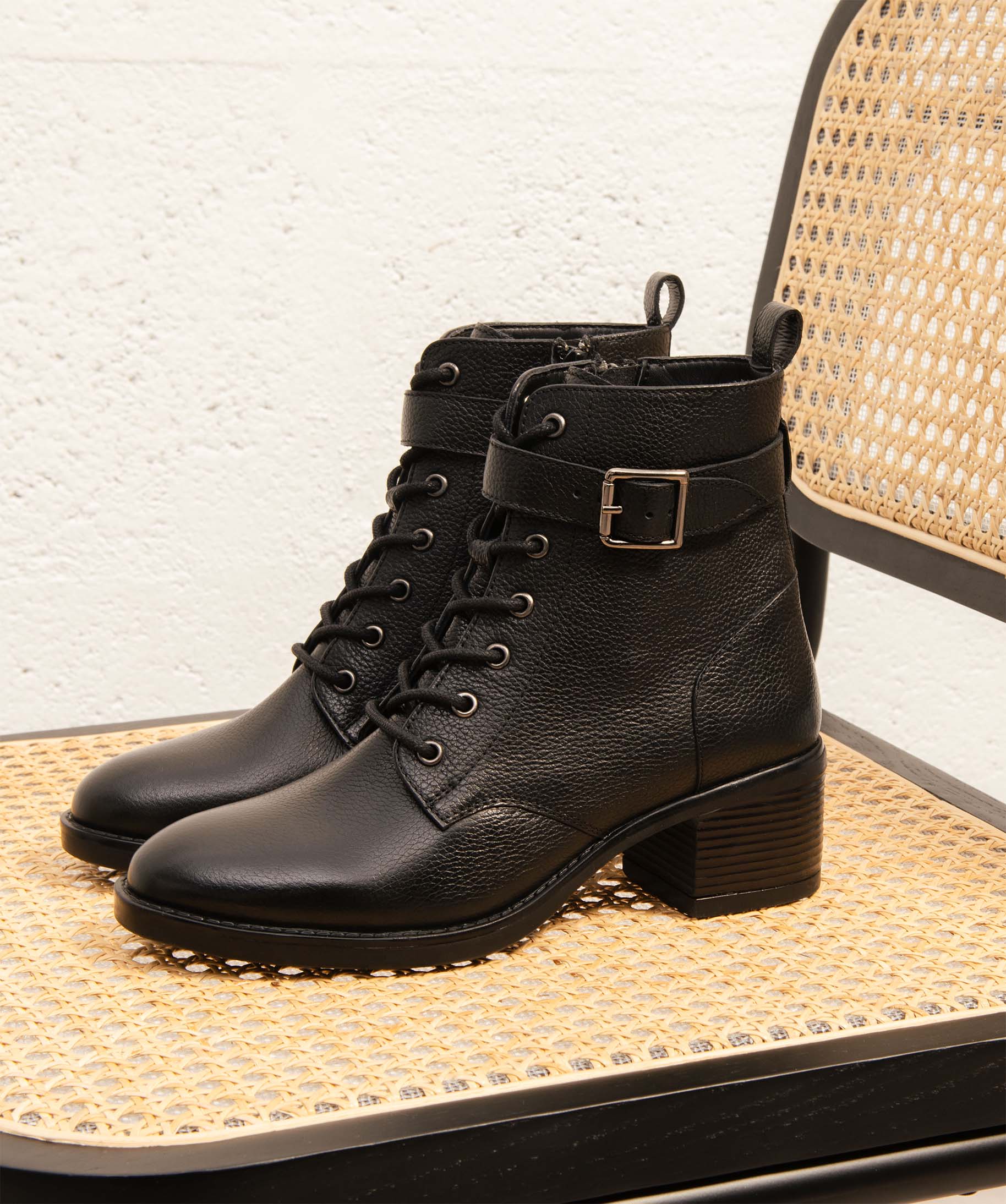 Boots femme en cuir uni et souple à lacets - Taneo noir | GEMO