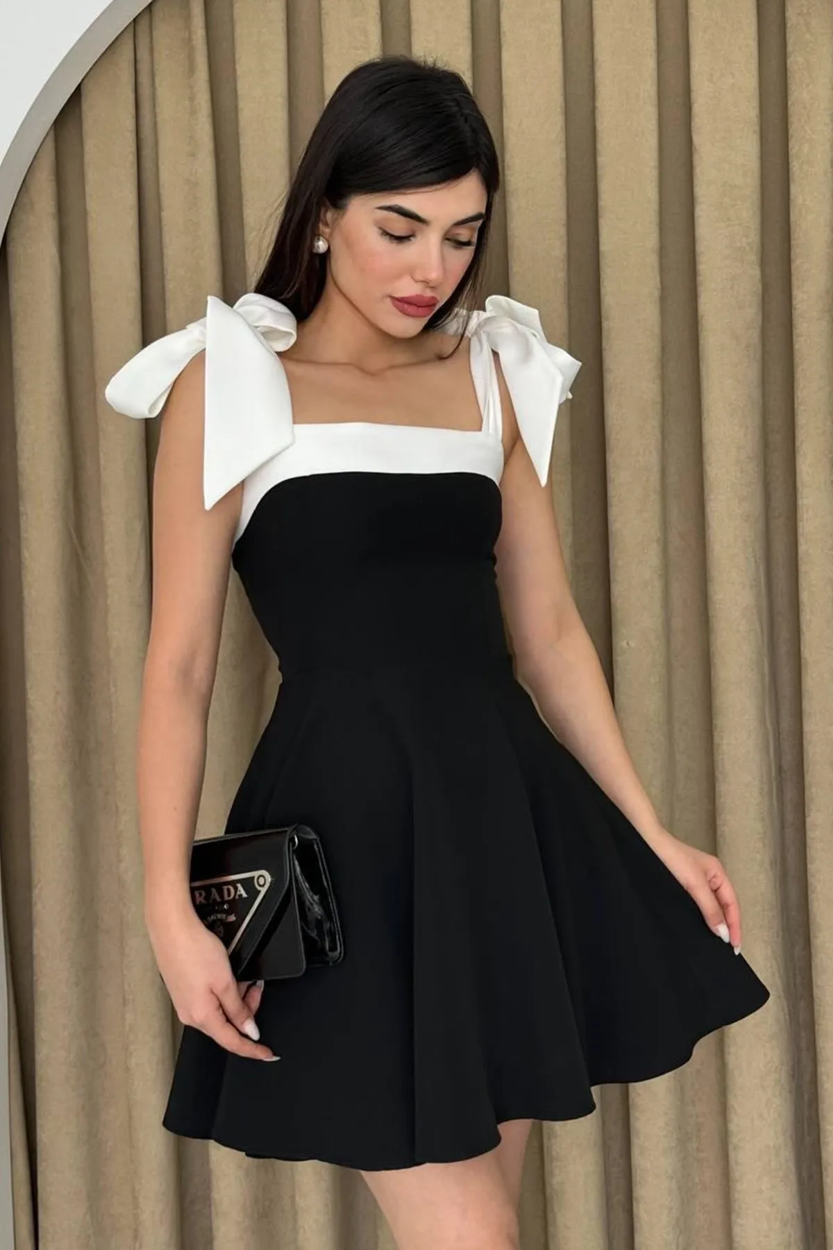 lovebox  Damen-Abendkleid aus Atlas-Stoff mit Streifendetail, trägerloser Kragen, gebundenes Trägerdesign, schwarz, ausgestelltes Mini-Abendkleid 245