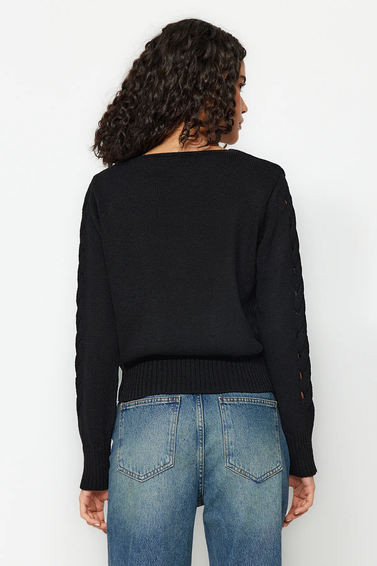 Trendyol Collection  Schwarzer Strickpullover mit V-Ausschnitt und Lochmuster TWOAW24KZ01217
