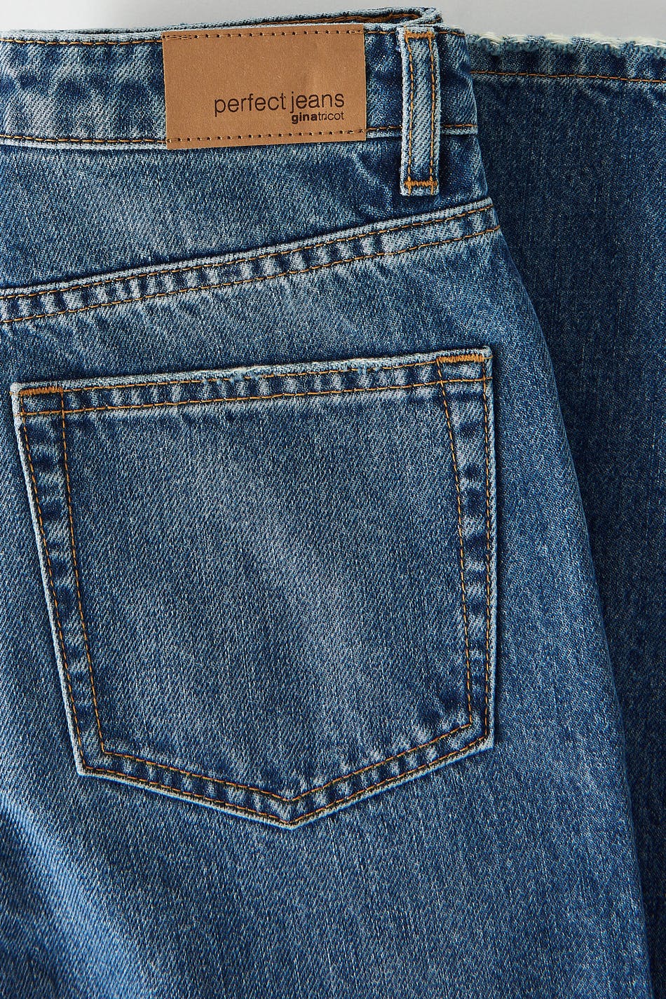 Straight 90s jeans