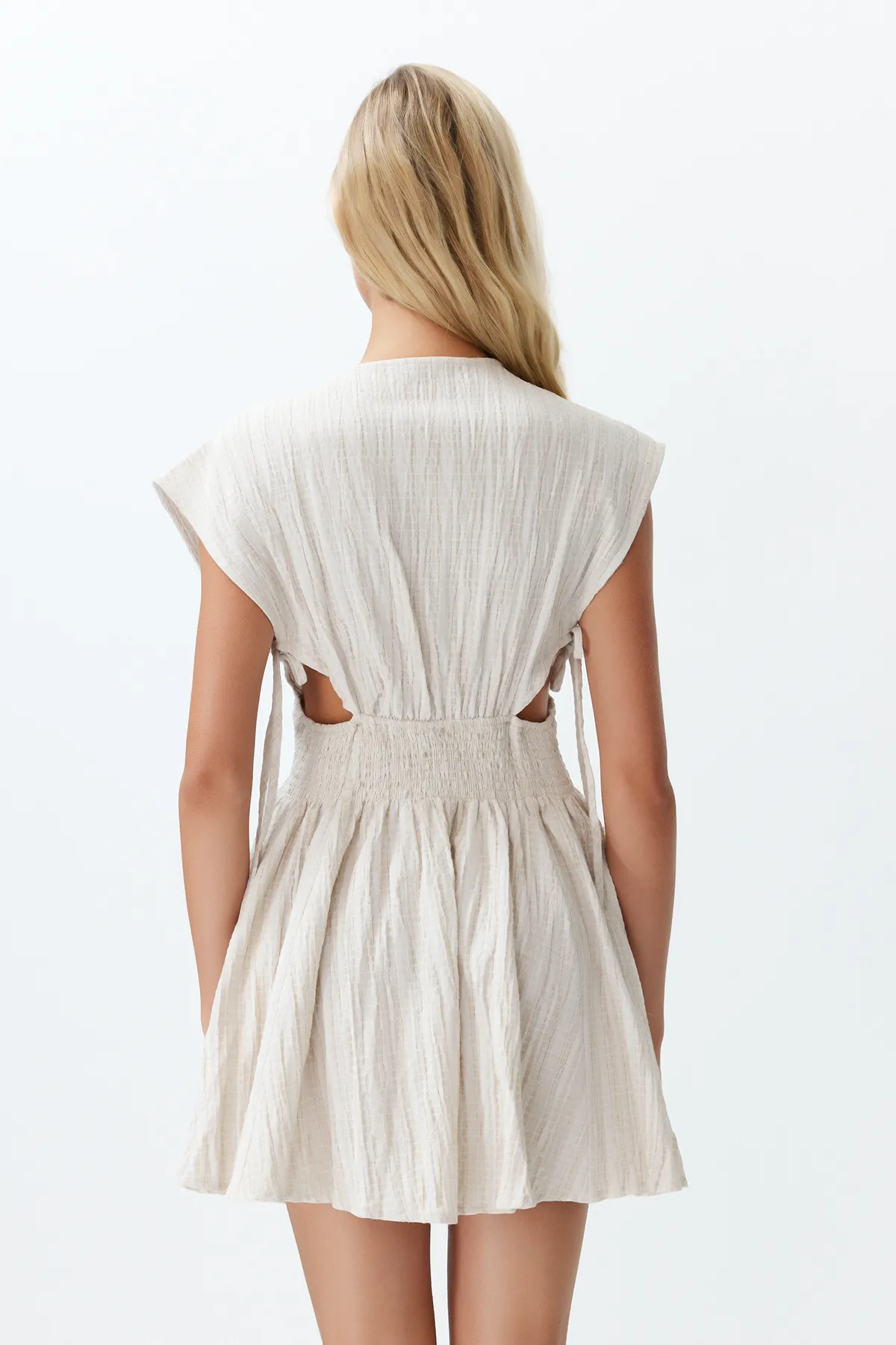 Trendyol Collection  Ecrufarbenes, gewebtes Mini-Strandkleid aus Leinenmischung mit Cut-out/Fensterausschnitt TBESS24EL00075