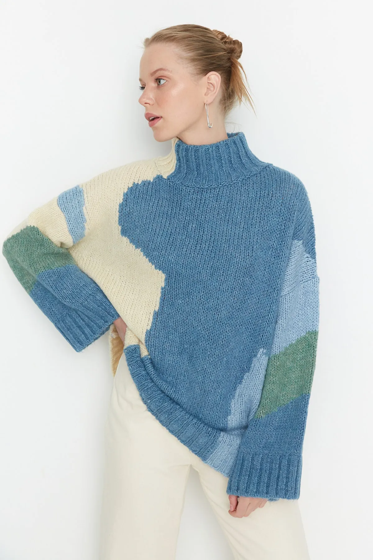 Trendyol Collection  Blauer, weich strukturierter Strickpullover mit Farbblockdesign TWOAW20XS0047