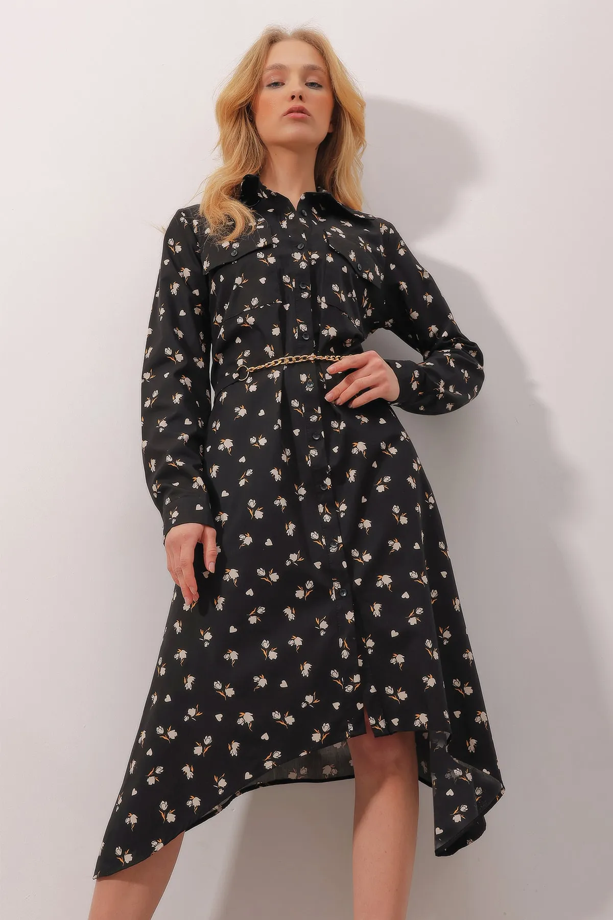 Trend Alaçatı Stili  Schwarzes Popeline-Hemdkleid mit doppelter Tasche, Blumenmuster und Kettengürtel für Damen ALC-X9864
