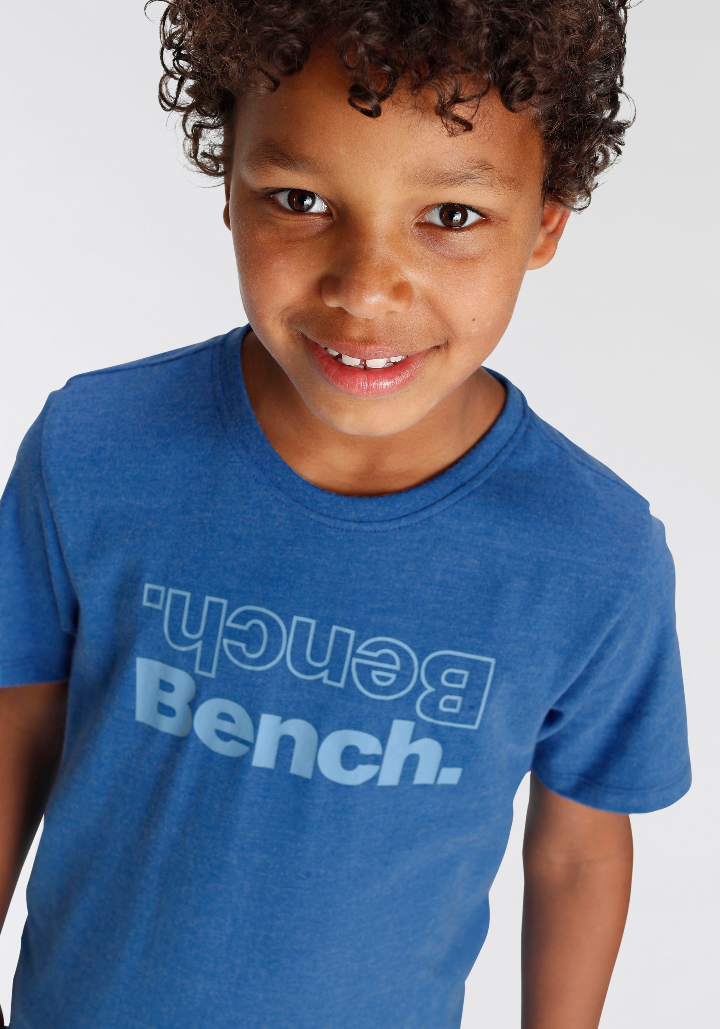 Bench. T-Shirt mit coolem Brustdruck