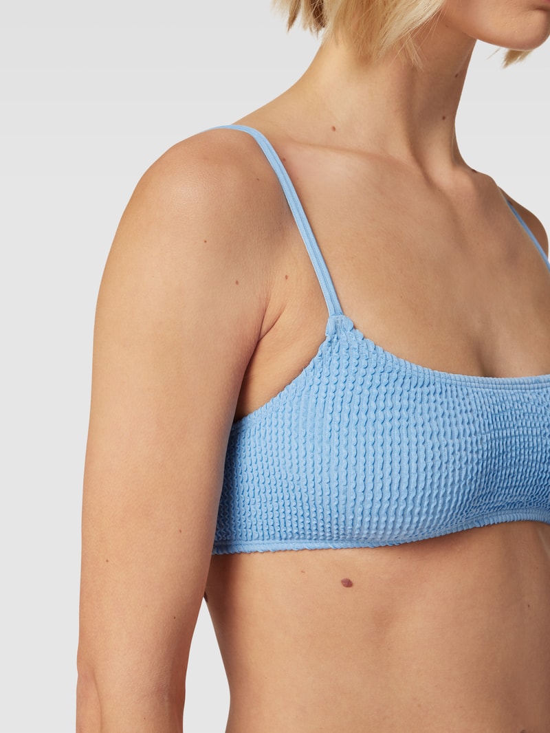 Bikini-Oberteil mit Strukturmuster Modell 'Audny Ezra' in hellblau