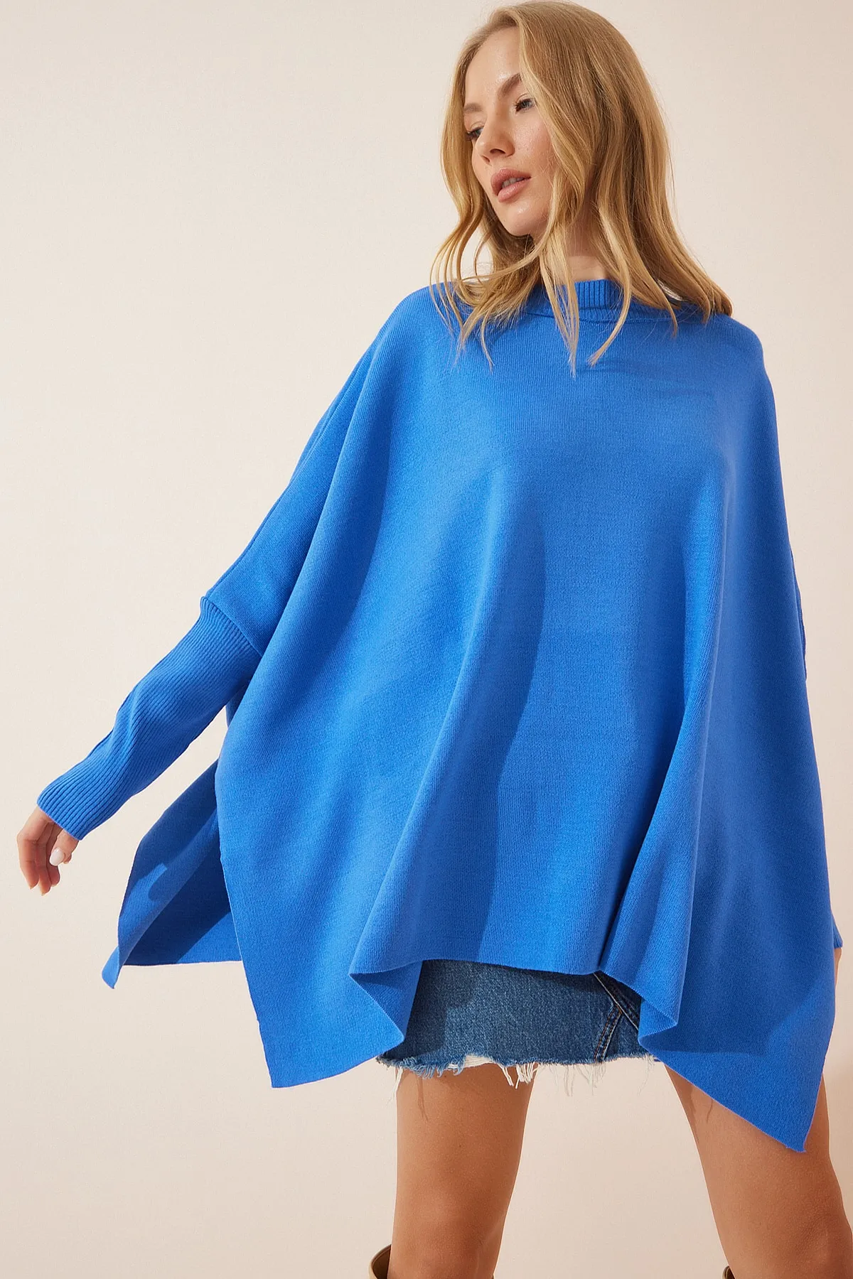 Happiness İstanbul  Kräftiges blaues Oversize-Poncho-Sweatshirt mit Seitenschlitz für Damen YY00005