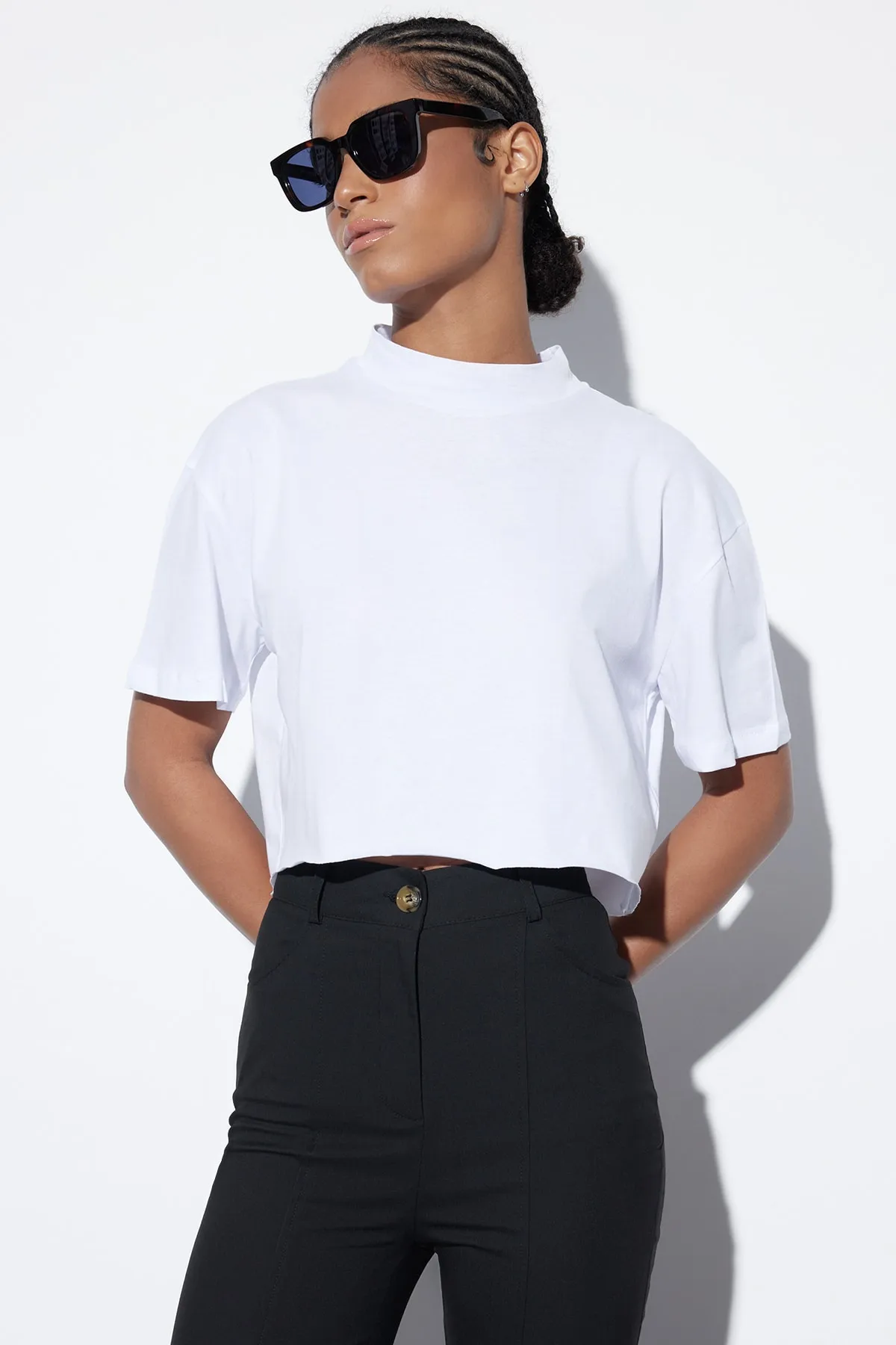 Trendyol Collection  Weißes, kurz geschnittenes Strick-T-Shirt aus 100 % Baumwolle mit Stehkragen TWOSS20TS0287