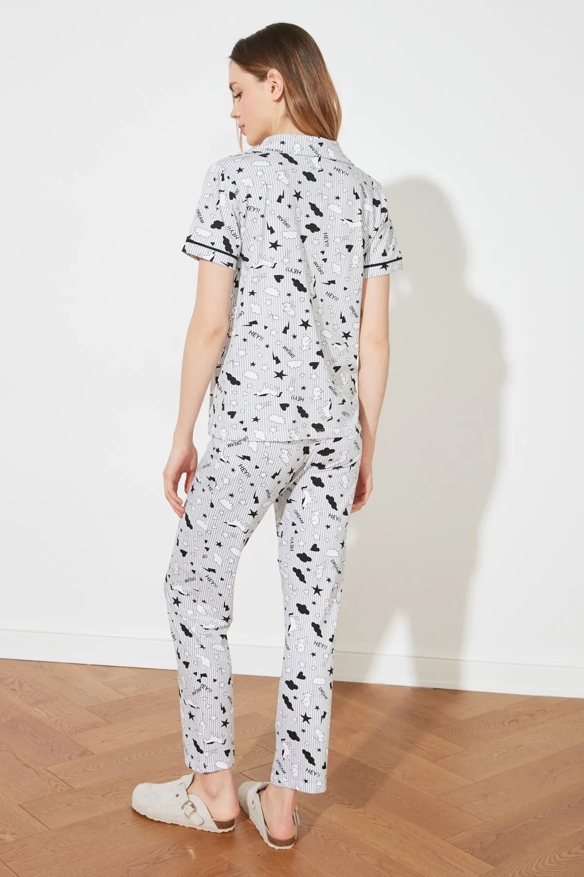 Trendyol Collection  Mehrfarbiges Strick-Pyjama-Set aus 100 % Baumwolle mit Paspelierung und grafischem Muster aus Hemd und Hose THMSS19IP0037