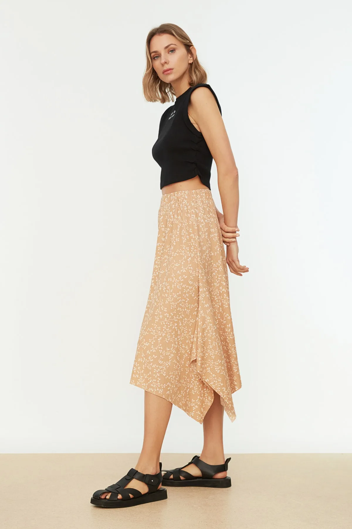 Trendyol Collection  Kamel gemusterter asymmetrischer Midi-Stretch-Strickrock mit Volant und hoher Taille TWOAW20ET0442