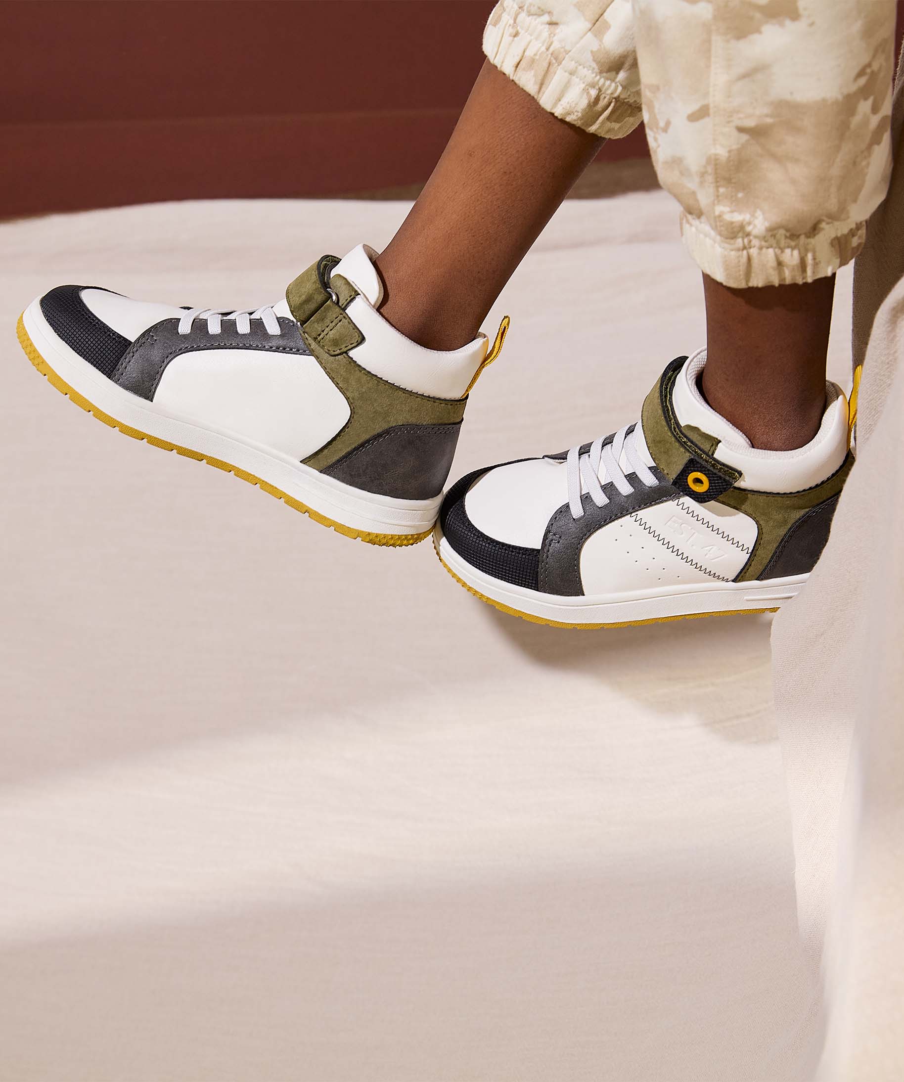 Baskets Garçon mid-cut à lacets élastiques et scratch blanc | GEMO