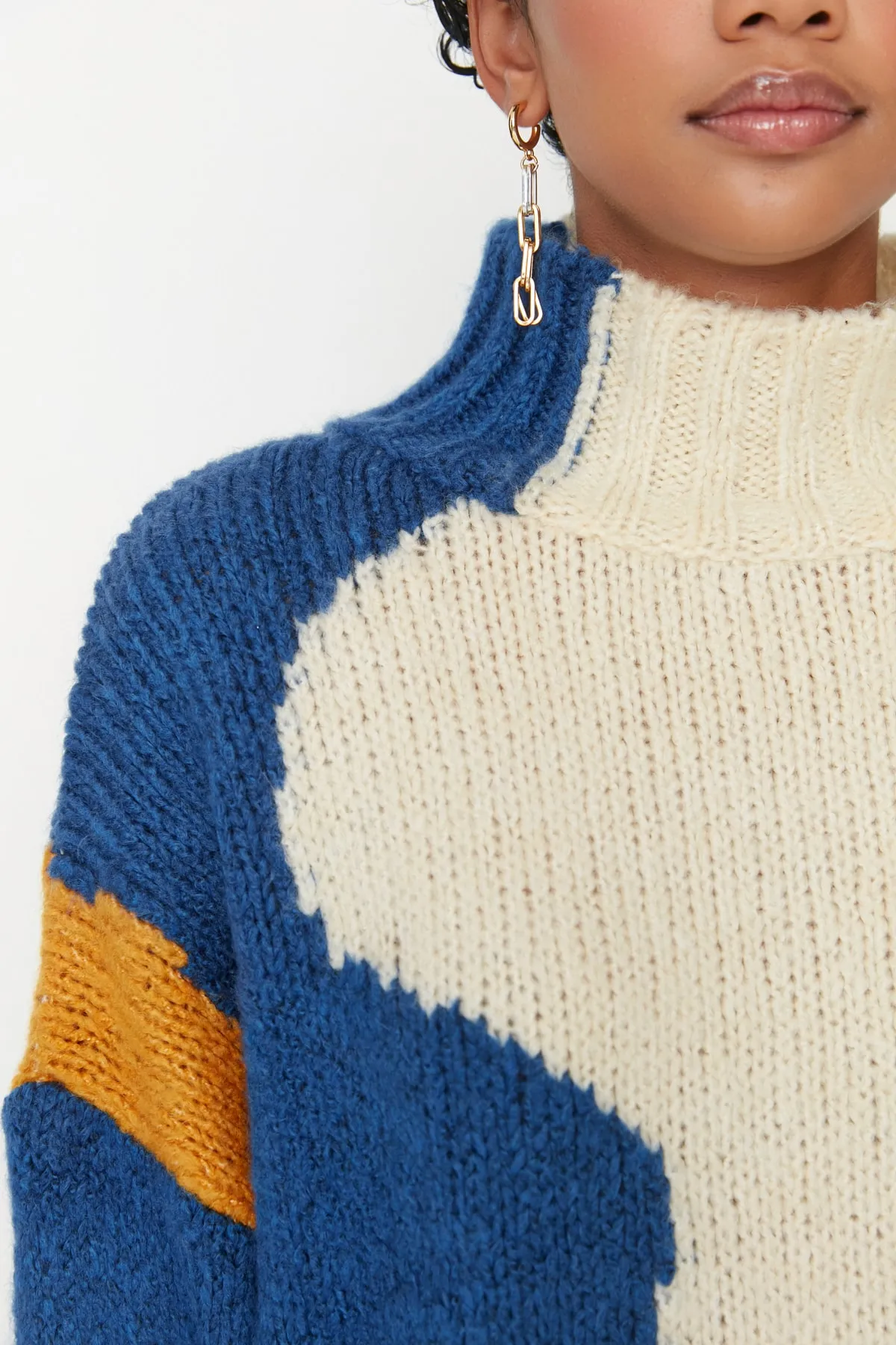 Trendyol Collection  Mehrfarbiger Strickpullover mit weicher Textur und Farbblockdesign TWOAW20XS0047
