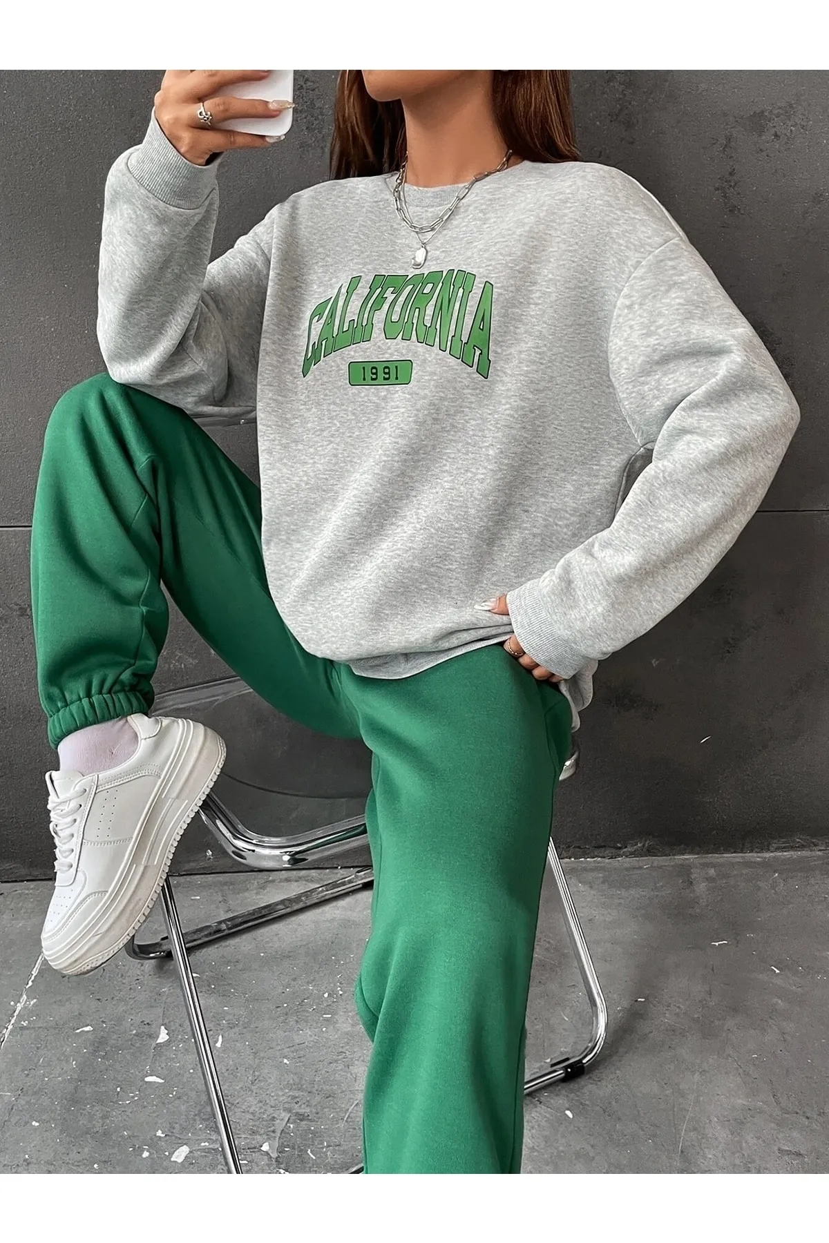 Know  Grau-grüner „California 1991“-Trainingsanzug mit Übergröße für Damen