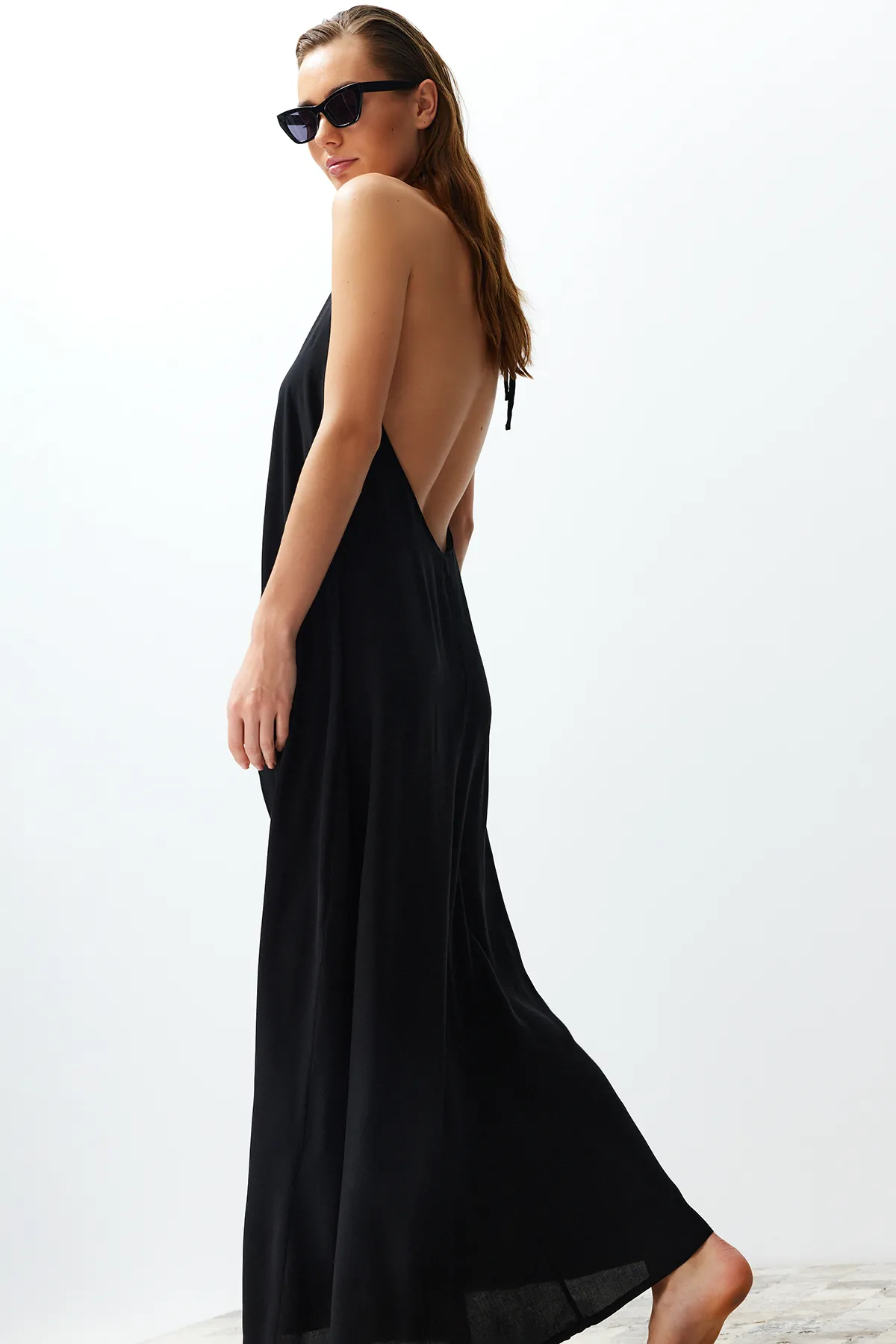 Trendyol Collection  Schwarzes Maxi-Strandkleid mit gewebtem Rücken und tiefem Ausschnitt TBESS24EL00022