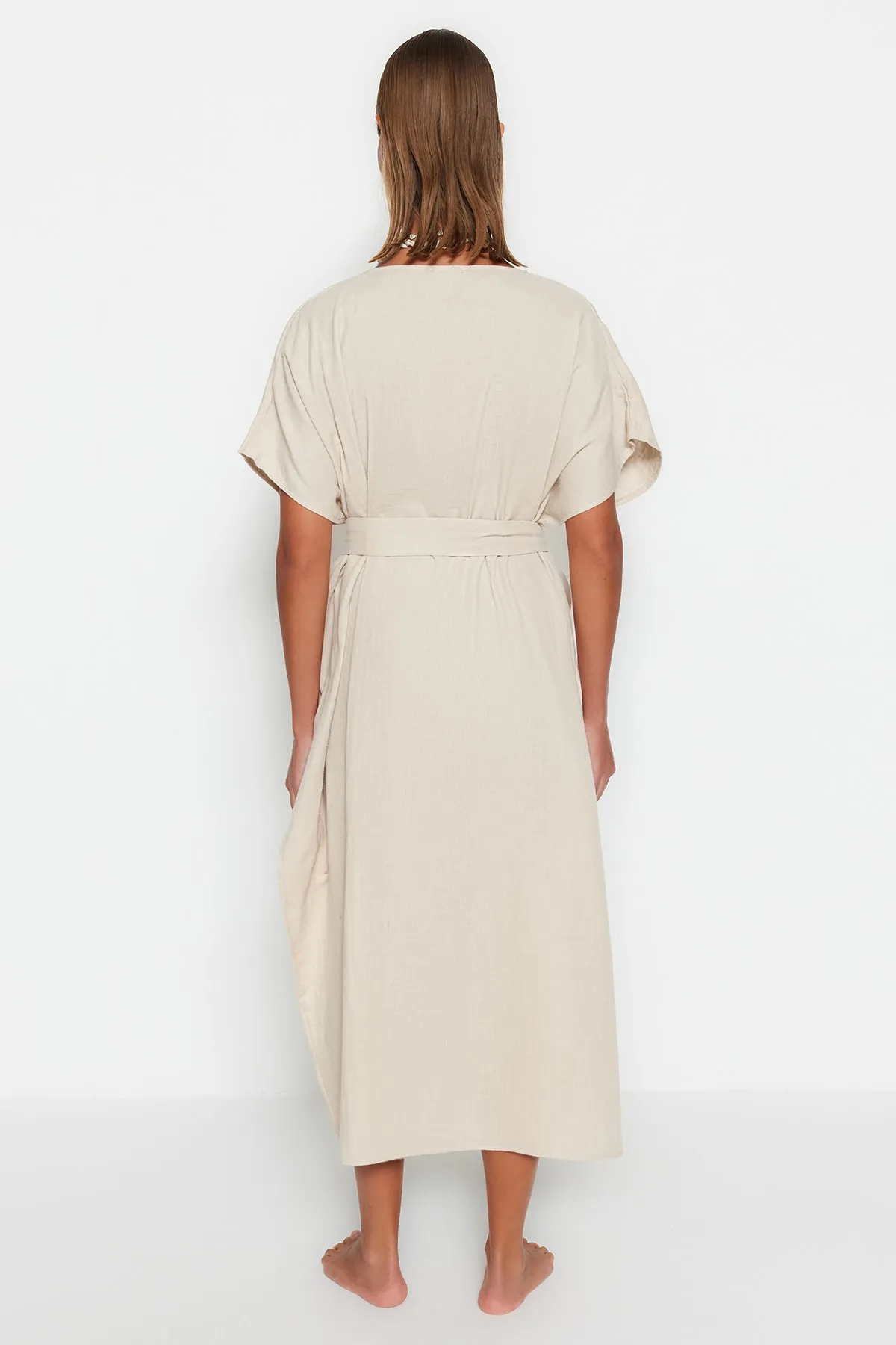 Trendyol Collection  Beigefarbener Maxi-Kimono und Kaftan aus gewebtem Musselin mit Gürtel und Schlitz aus 100 % Baumwolle TBESS23KM00019