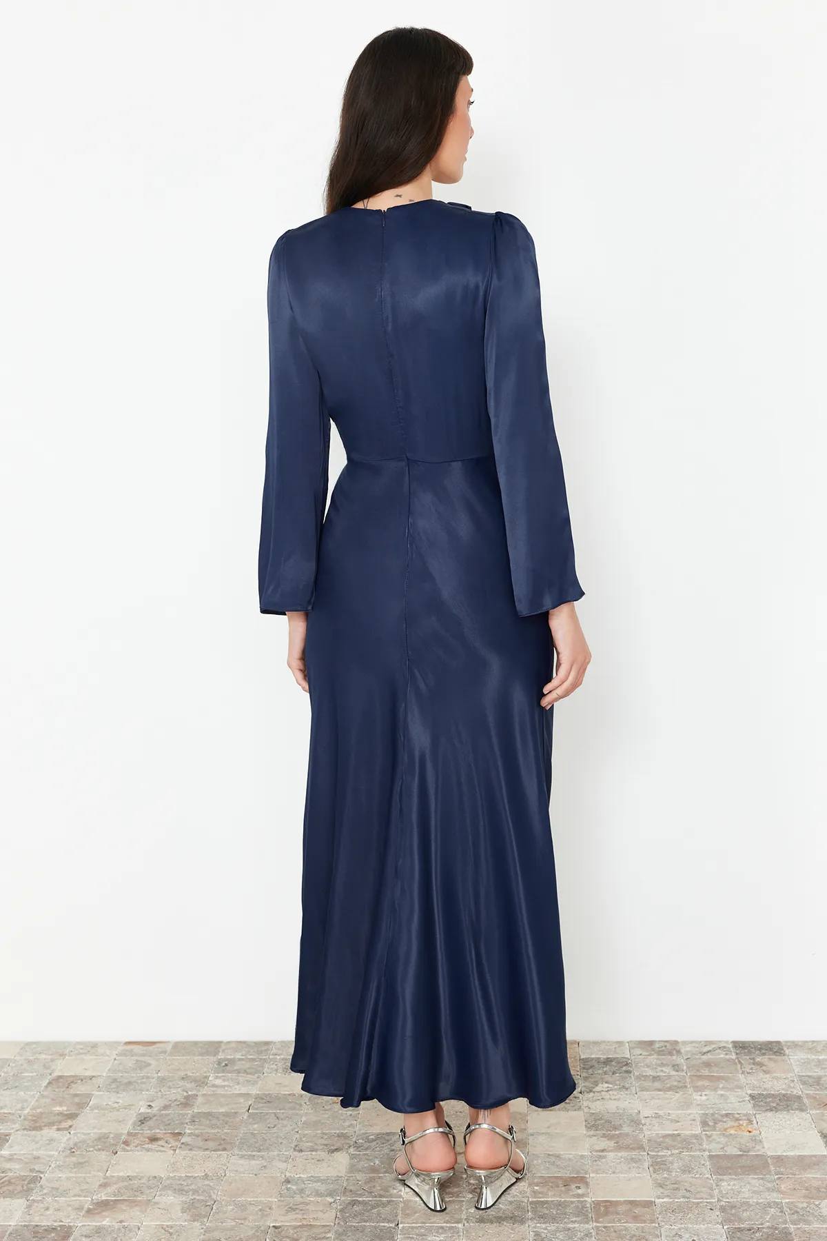 Trendyol Modest  Marineblaues Abendkleid aus gewebtem Satin mit Rosendetail für besondere Anlässe TCTSS24DB00043