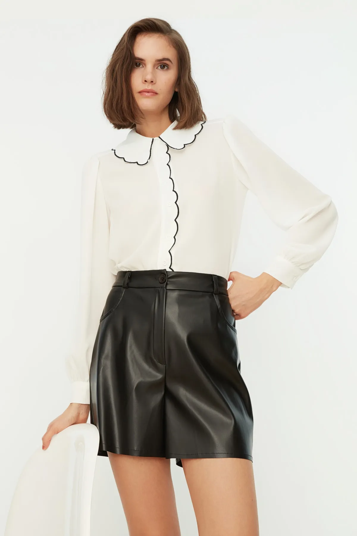 Trendyol Collection  Schwarze gewebte Shorts aus Kunstleder mit Taschen TWOAW21SR0014
