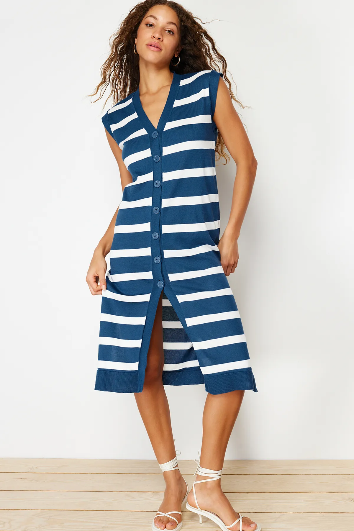 Trendyol Collection  Übergroßes, indigoblau gestreiftes Midi-Strickkleid - TWOSS22EL1076