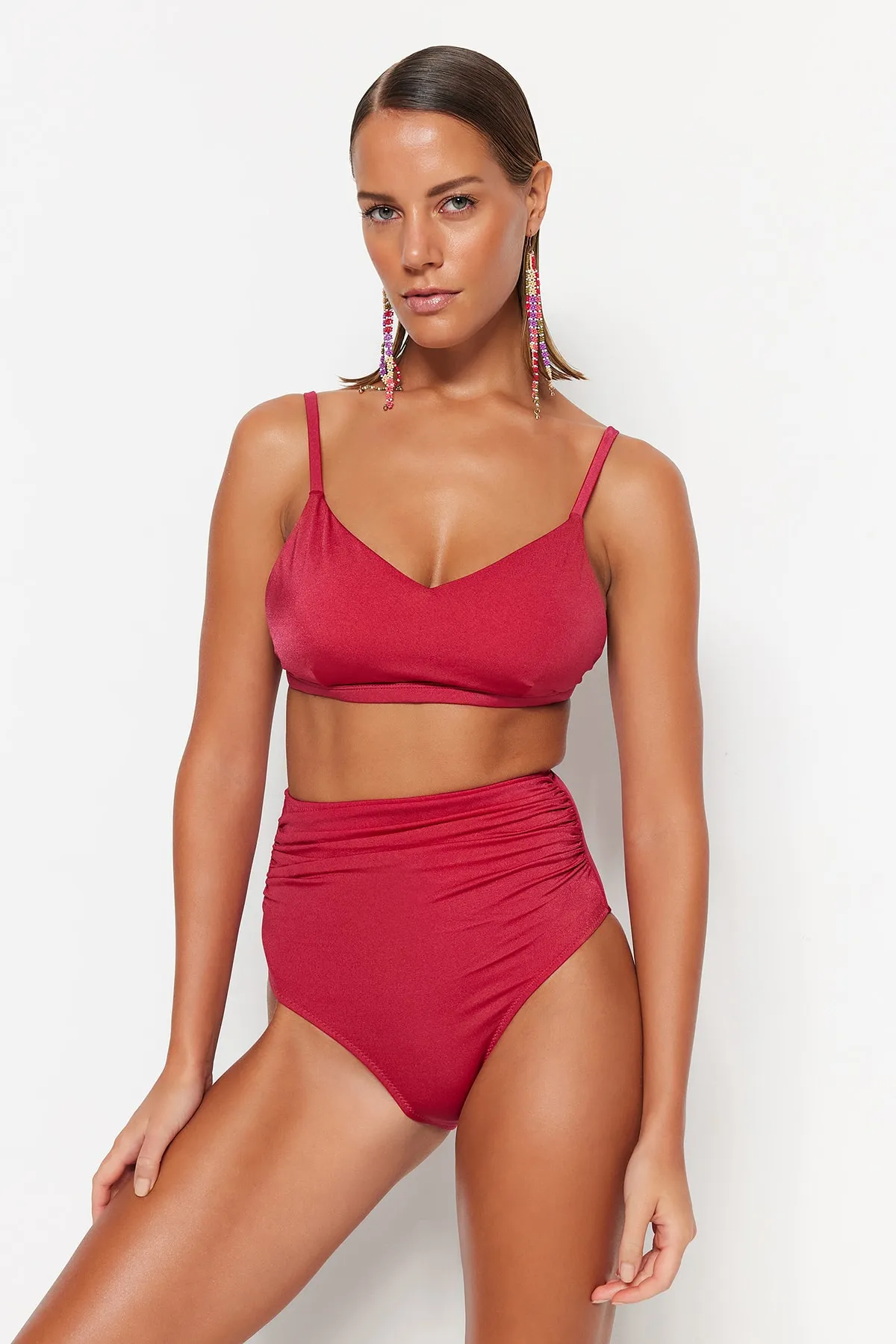 Trendyol Collection  Schmeichelhafte Bikinihose mit normalem Bein und hoher Taille in Burgunderrot TBESS20BA0018