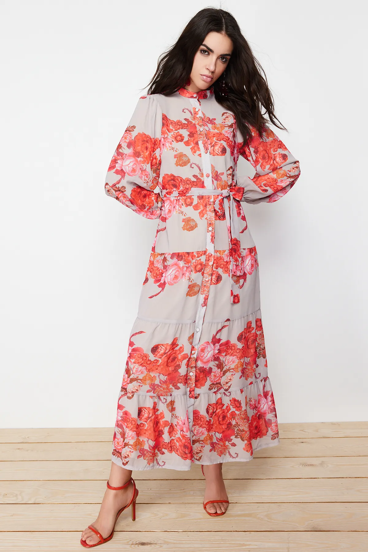 Trendyol Modest  Beigefarbenes, gefüttertes, gewebtes Kleid mit Blumenmuster und Gürtel TCTSS24EB00095