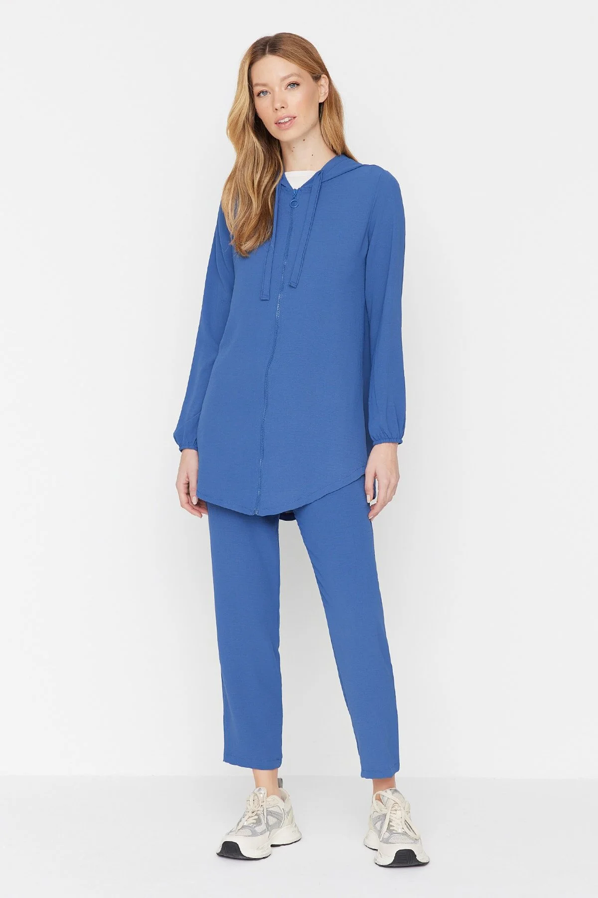 Trendyol Modest  Marineblaues Aerobin-Set aus Strickjacke und Hose – mit Kapuze und Reißverschluss TCTSS22US0026